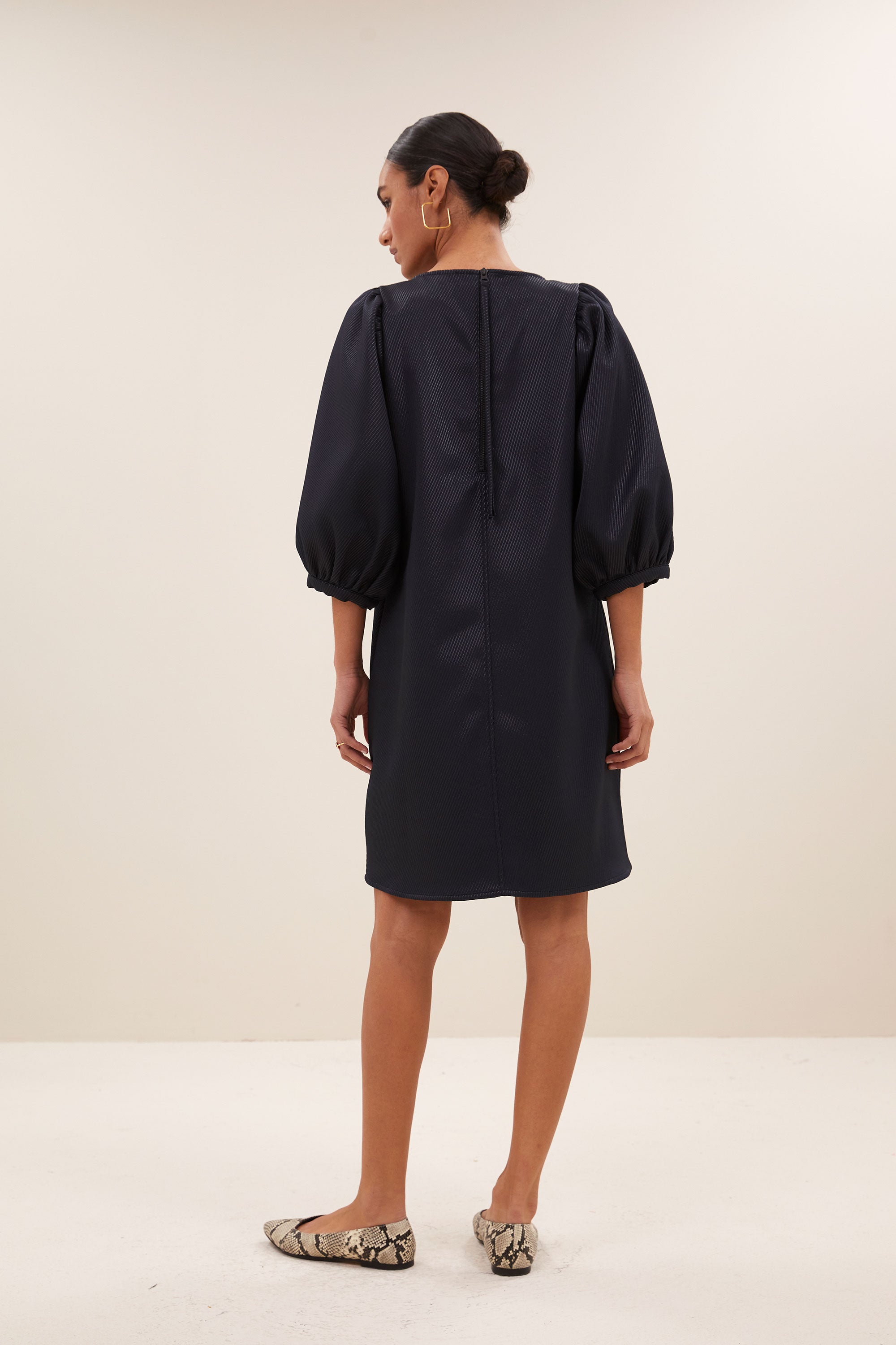 gigi-gloss-dress-midnight-volumnieuze mouwen-elastieken band-ritssluiting-by-bar-achteraanzicht