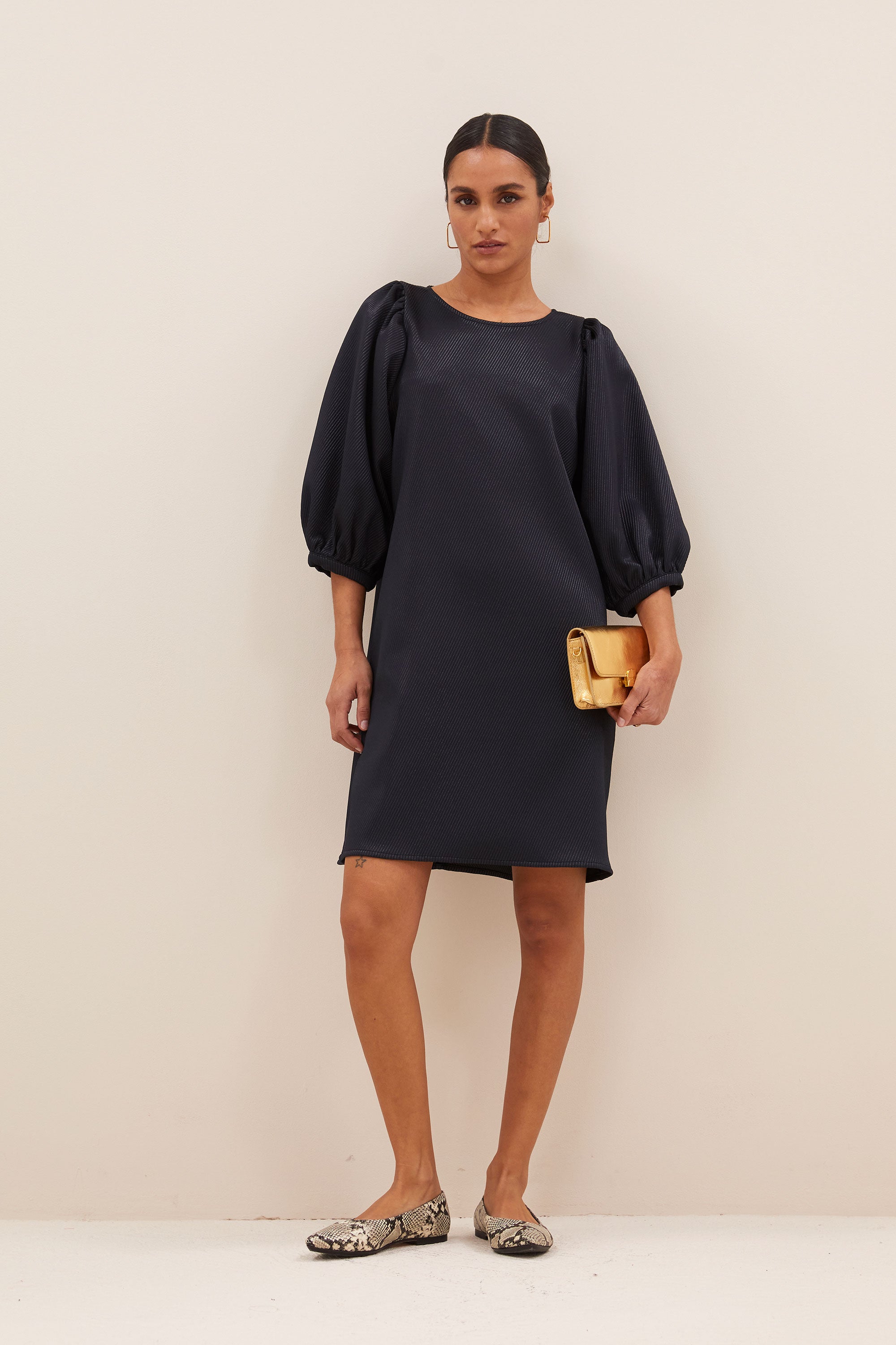 gigi-gloss-dress-midnight-volumnieuze mouwen-elastieken band-ritssluiting-by-bar-extra