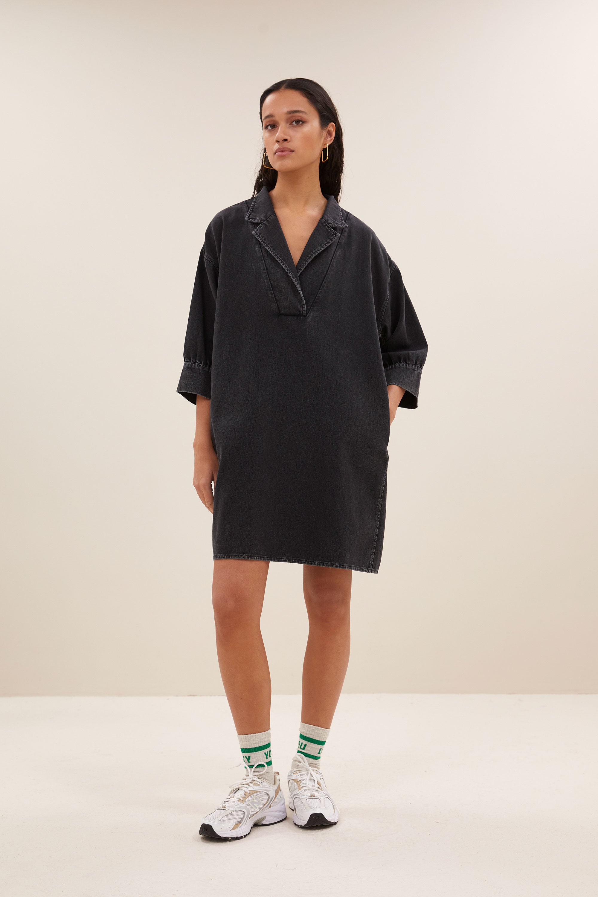 pino twill dress - jet black, a-lijn fit, verborgen steekzakken, midi lengte - by-bar - vooraanzicht