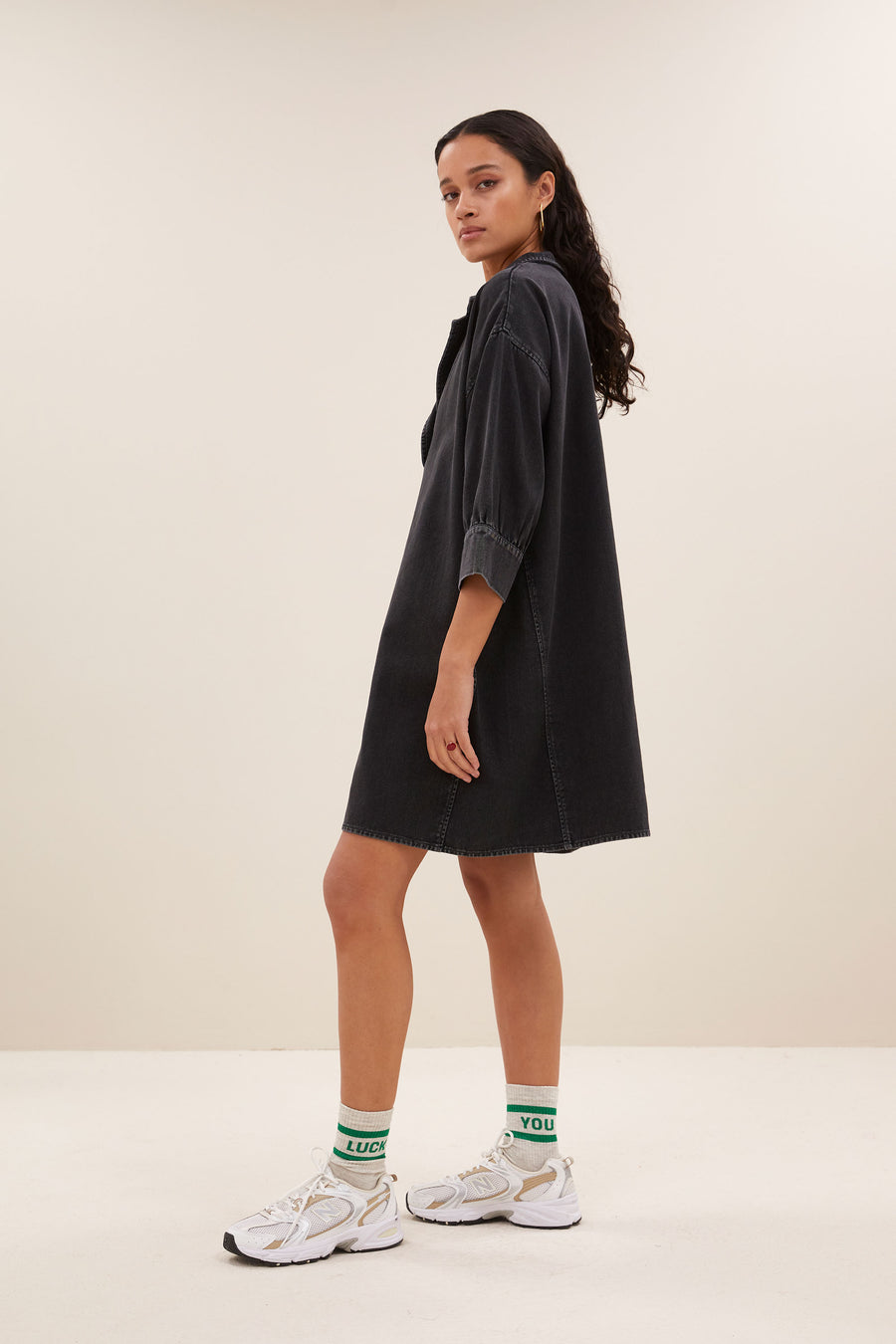 pino twill dress - jet black, a-lijn fit, verborgen steekzakken, midi lengte - by-bar - zijaanzicht