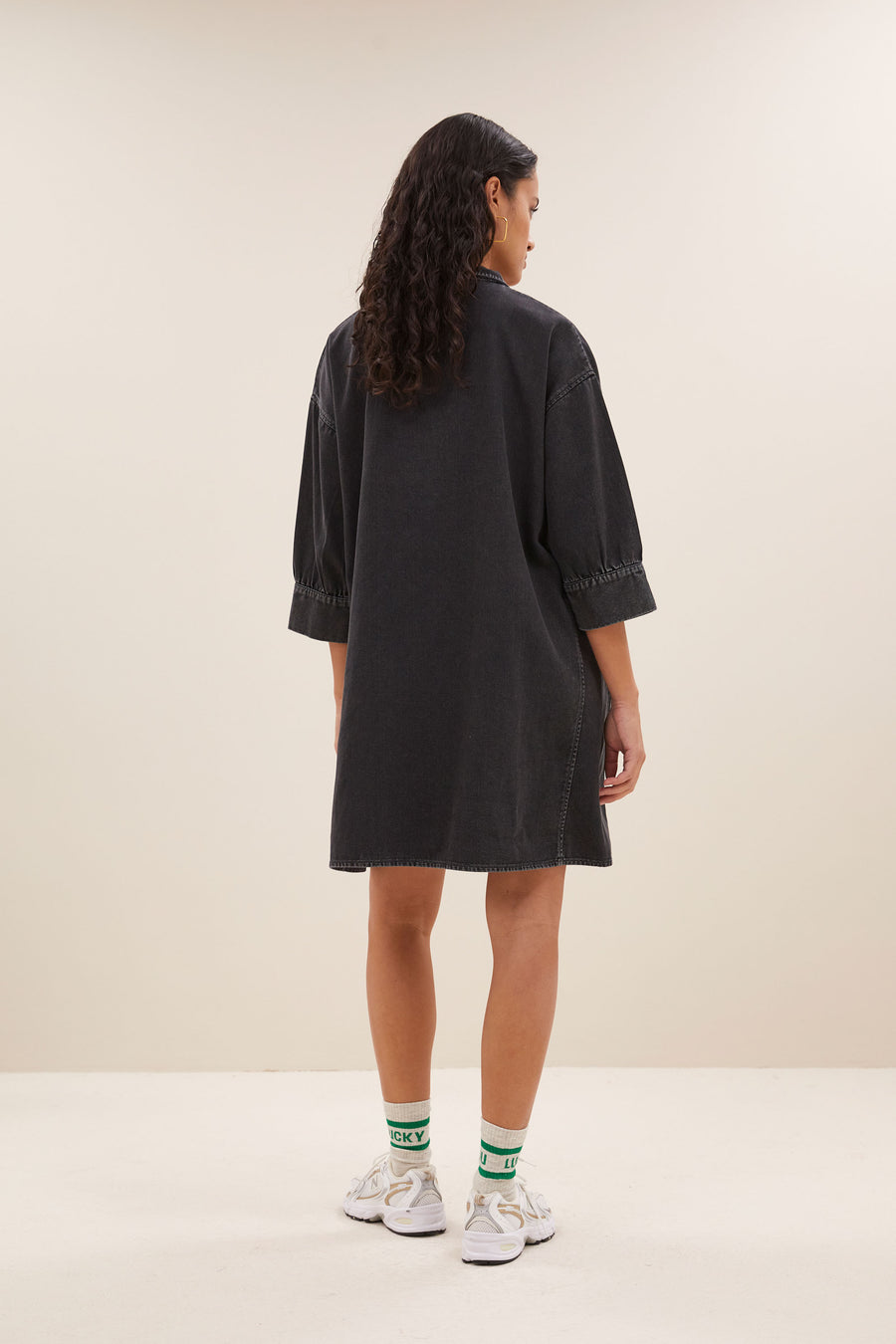 pino twill dress - jet black, a-lijn fit, verborgen steekzakken, midi lengte - by-bar - achteraanzicht