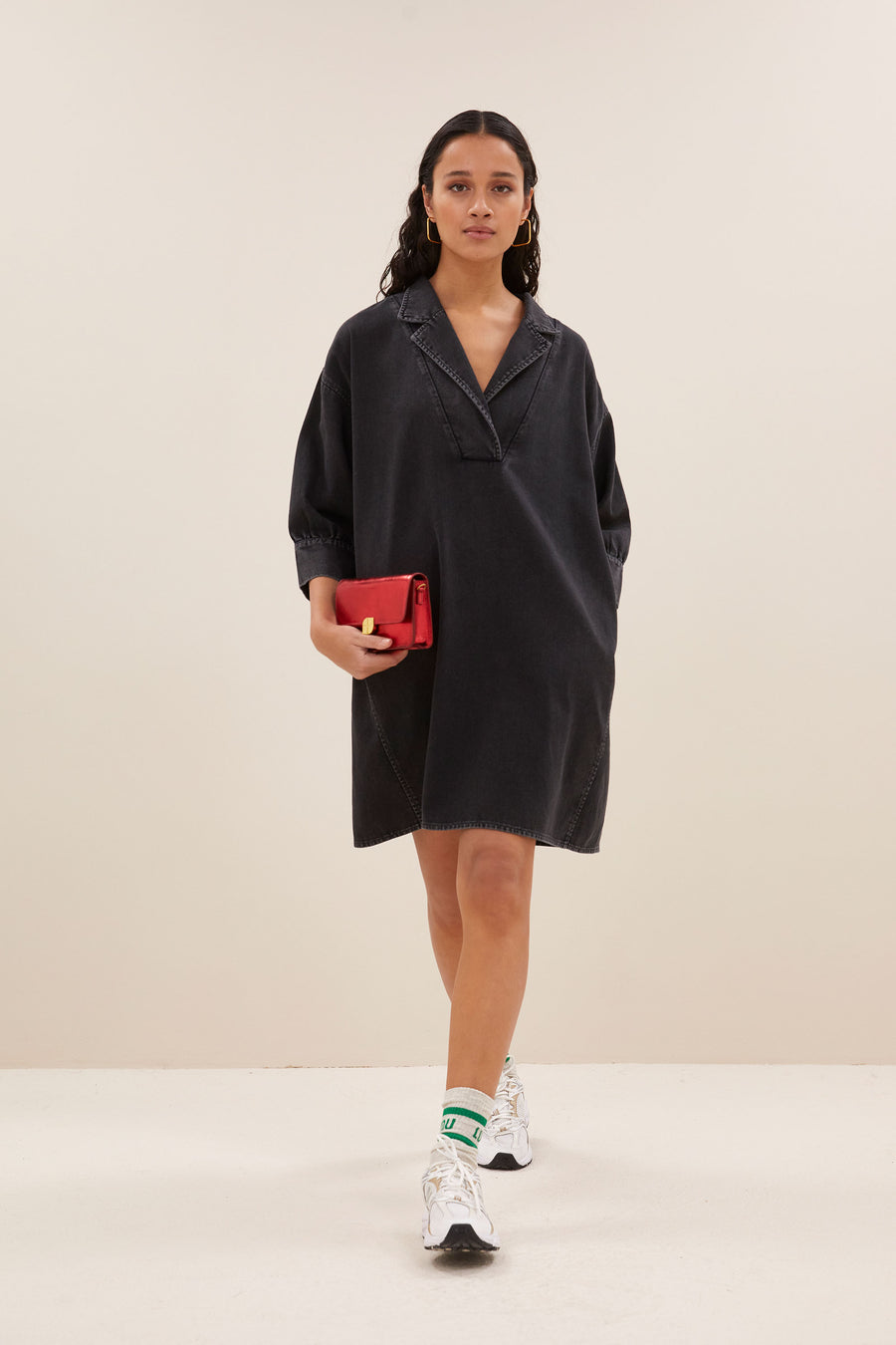 pino twill dress - jet black, a-lijn fit, verborgen steekzakken, midi lengte - by-bar - sfeerbeeld