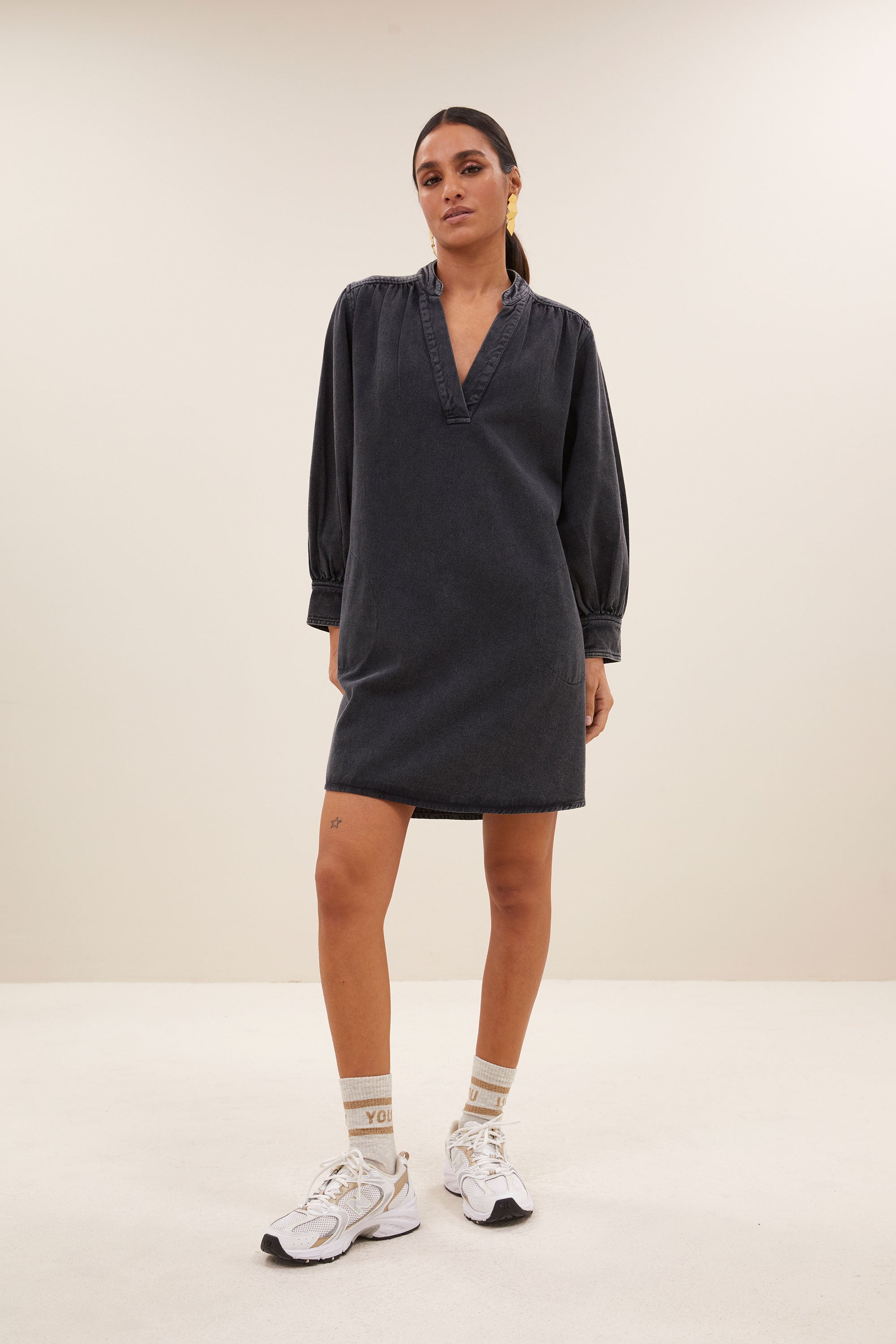 jina twill dress - jet black, volumnieuze mouwen, soepel vallende denim stof, midi lengte - by-bar - vooraanzicht