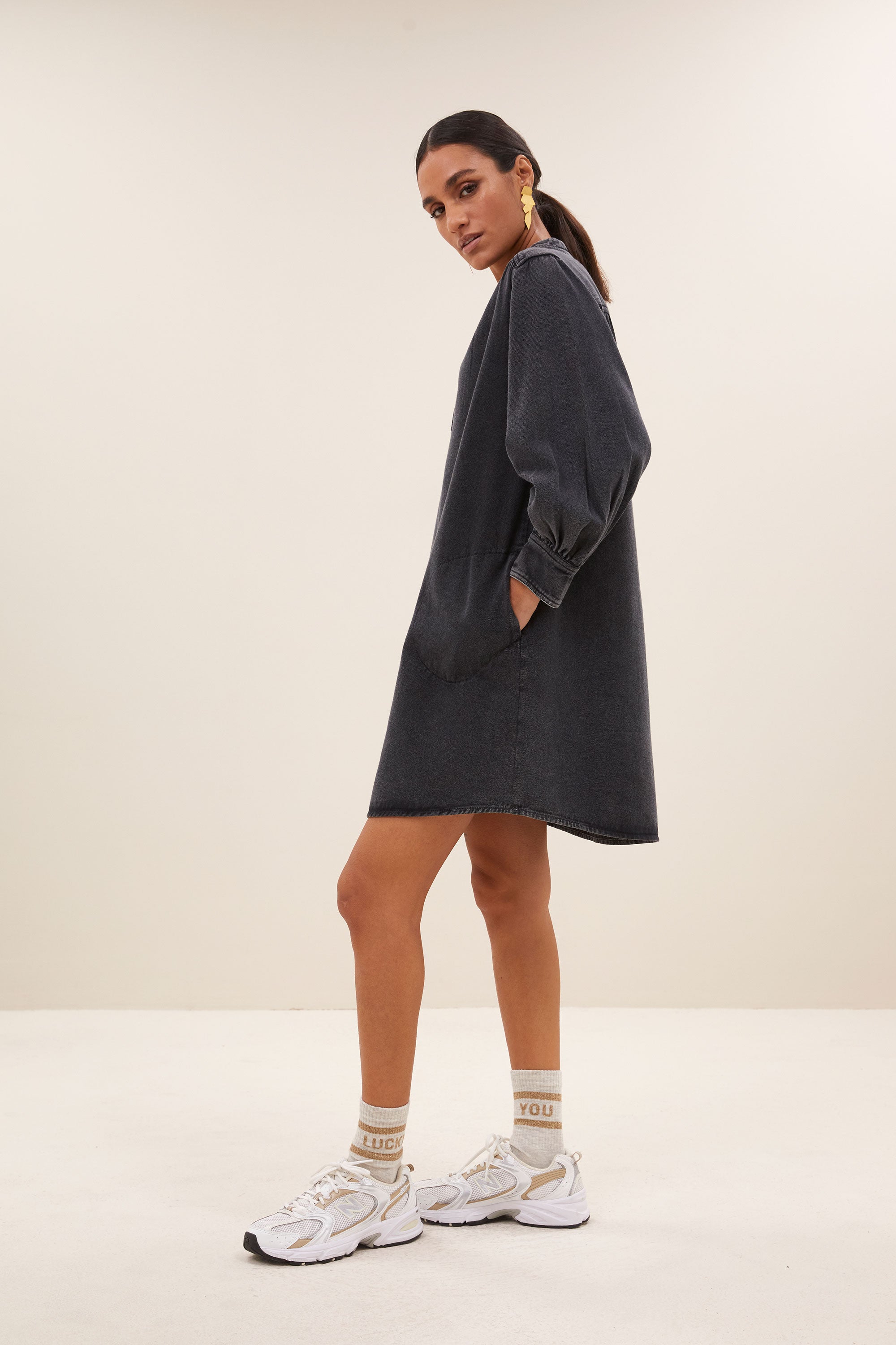jina twill dress - jet black, volumnieuze mouwen, soepel vallende denim stof, midi lengte - by-bar - zijaanzicht