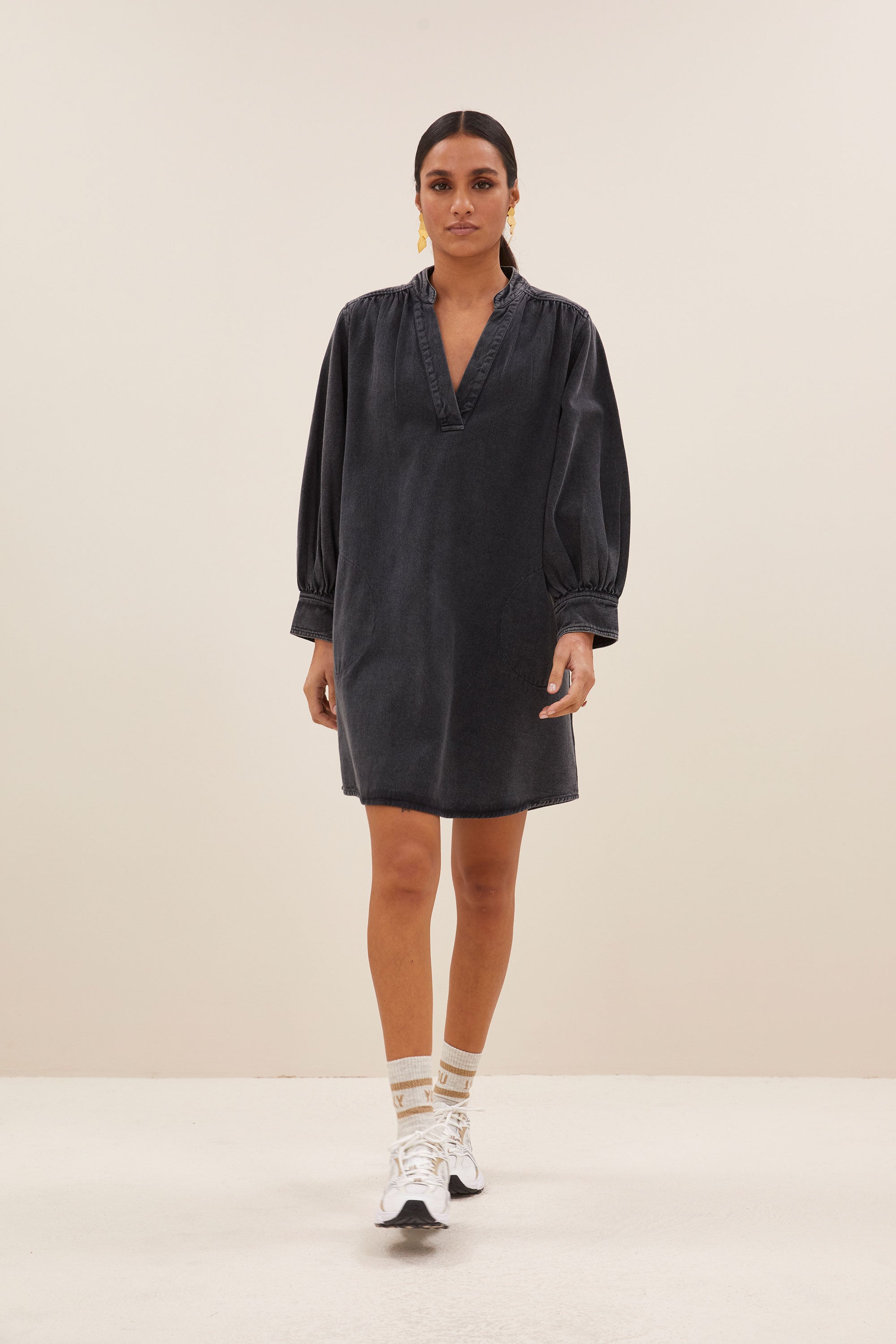 jina twill dress - jet black, volumnieuze mouwen, soepel vallende denim stof, midi lengte - by-bar - loop shot