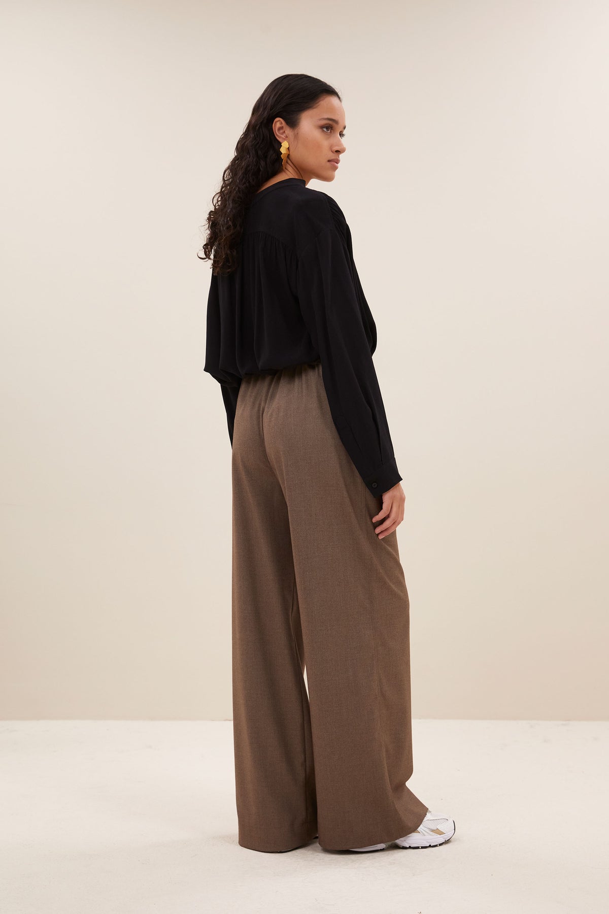 benji melange pants - biscuit melee, elastieken band, losvallende pasvorm, geplooide details - by-bar - zijaanzicht