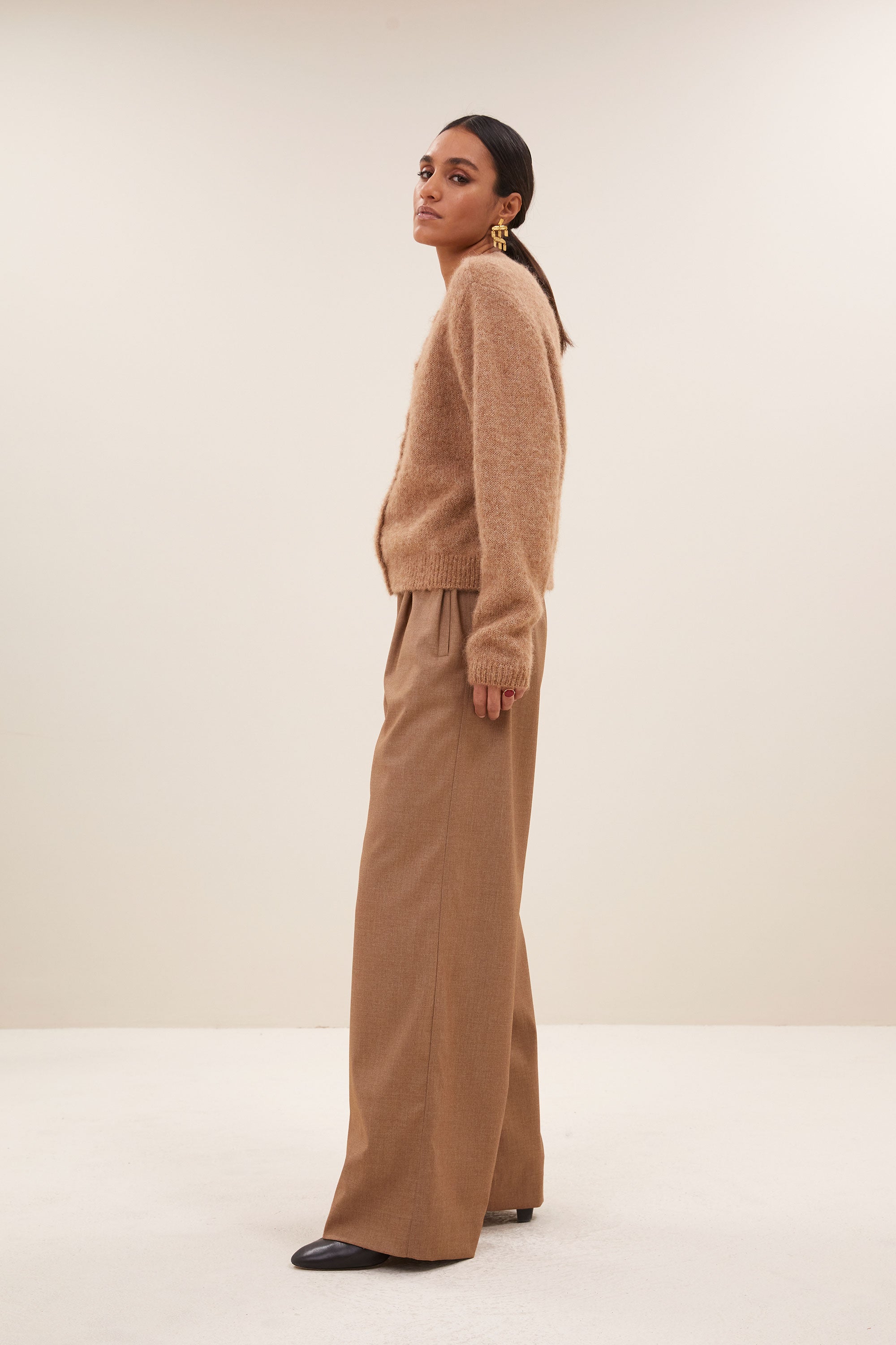 benji melange pants - camel melee, elastieken band, losvallende pasvorm, geplooide details - by-bar - aanvullende foto