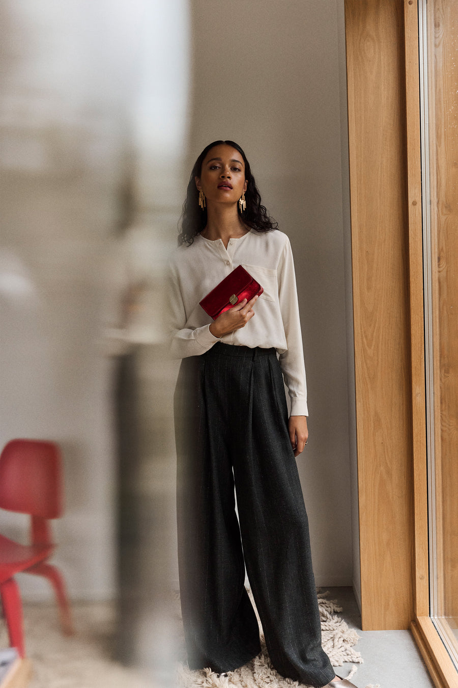 sef-grey-pants-grey-lurex-elastieken band-losvallende pasvorm-subtiel geweven lurex draad-by-bar-sfeerbeeld