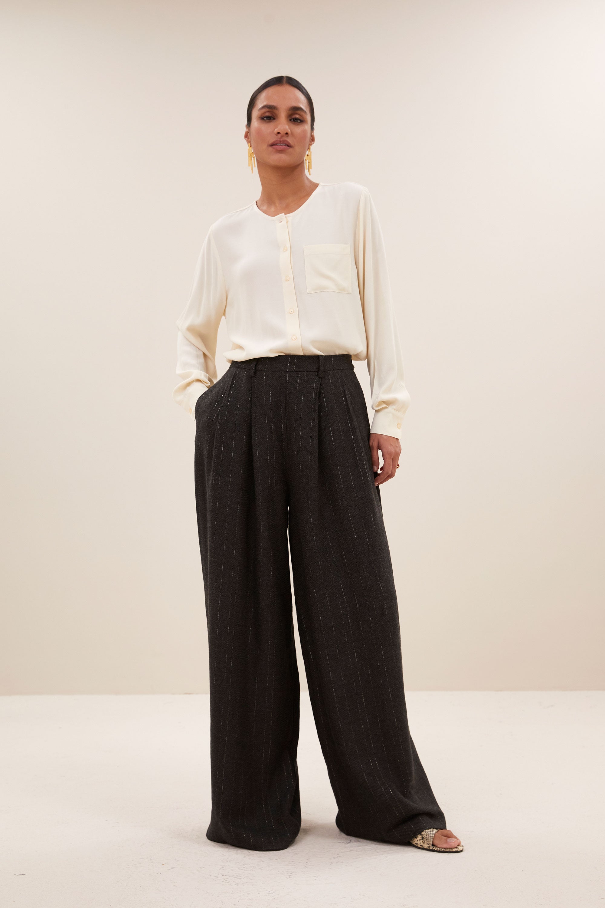 sef-grey-pants-grey-lurex-elastieken band-losvallende pasvorm-subtiel geweven lurex draad-by-bar-vooraanzicht