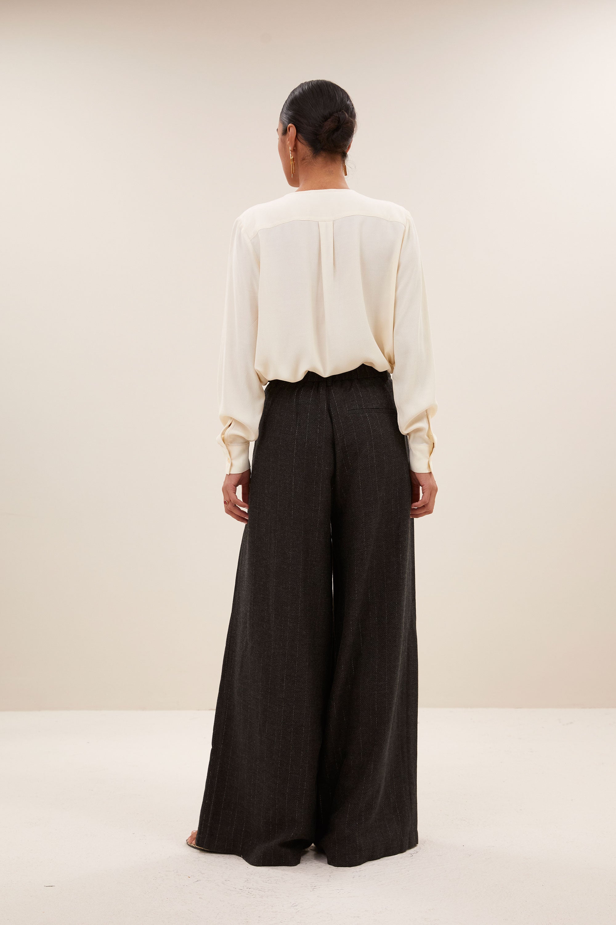 sef-grey-pants-grey-lurex-elastieken band-losvallende pasvorm-subtiel geweven lurex draad-by-bar-achteraanzicht