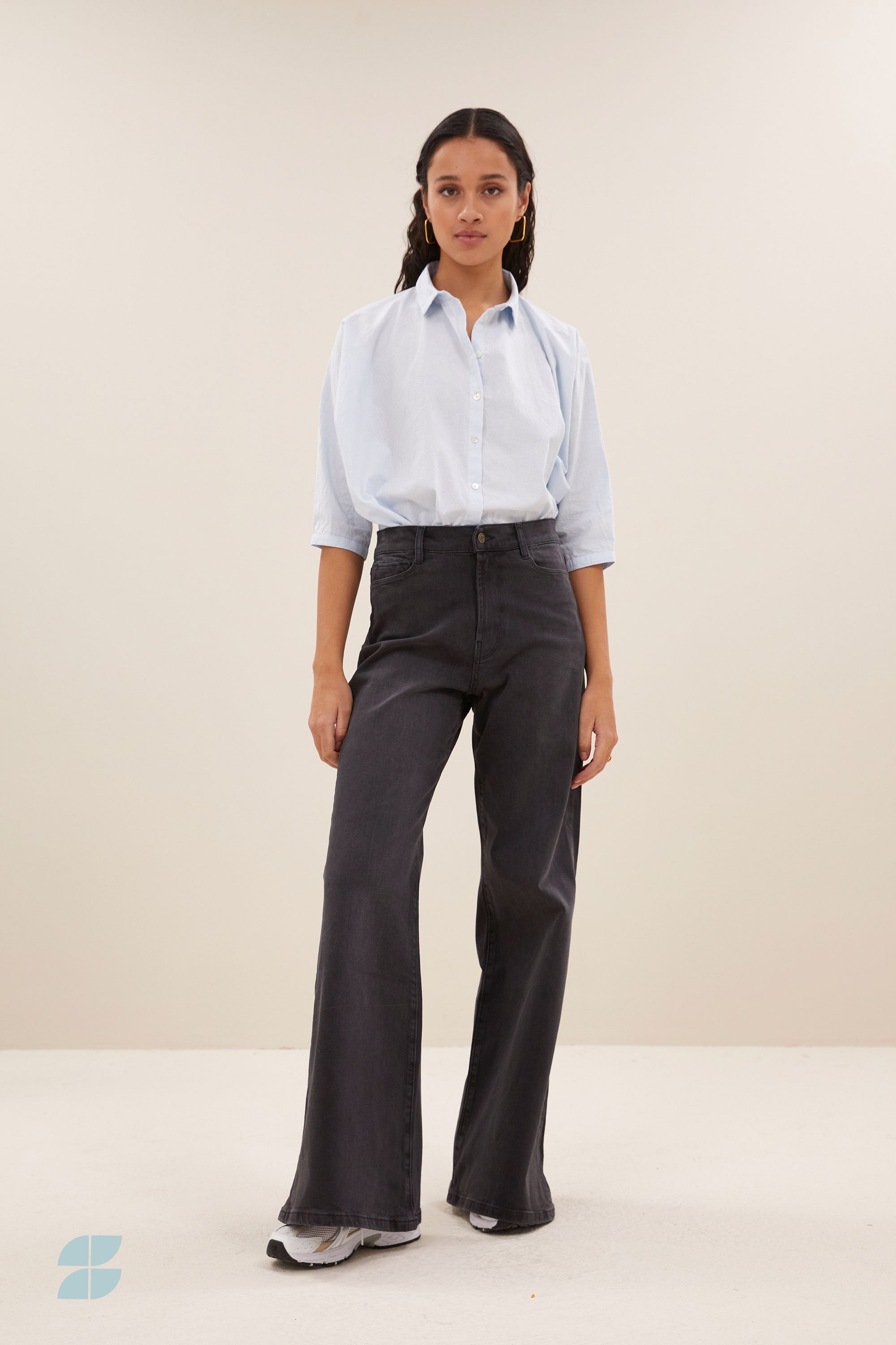 femme jb pants - jet black, all-time classic, wijduitlopende pasvorm, biologisch katoen - by-bar - sfeerbeeld