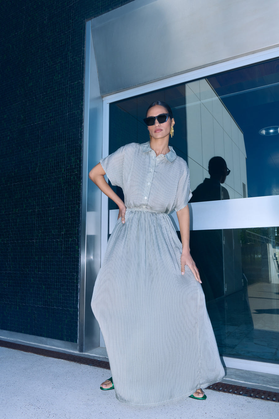 reva-viscose-stripe-skirt-graphite-stripe-print-losvallende pasvorm-maxi rok-viscose kwaliteit-by-bar-sfeerbeeld