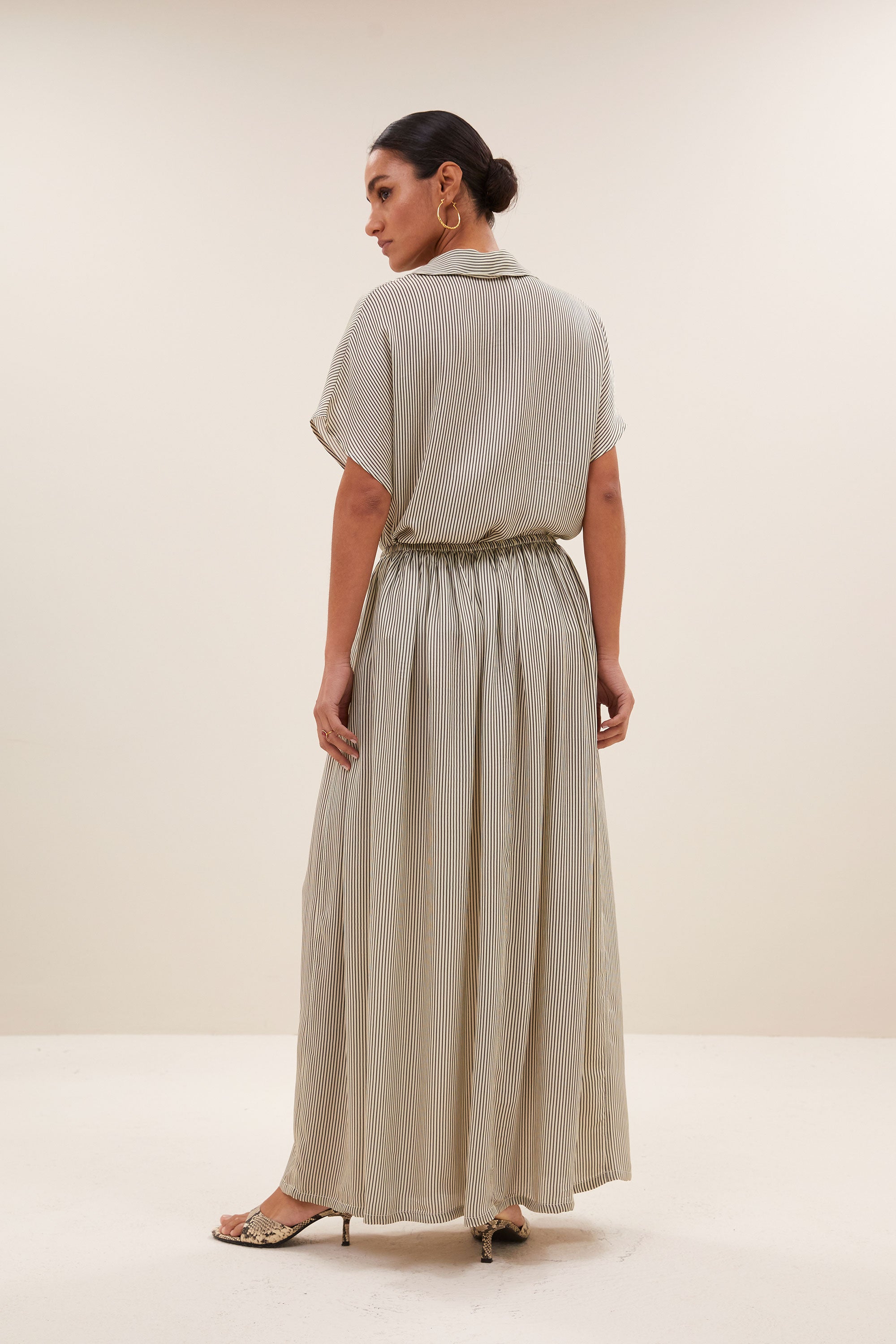 reva-viscose-stripe-skirt-graphite-stripe-print-losvallende pasvorm-maxi rok-viscose kwaliteit-by-bar-achteraanzicht