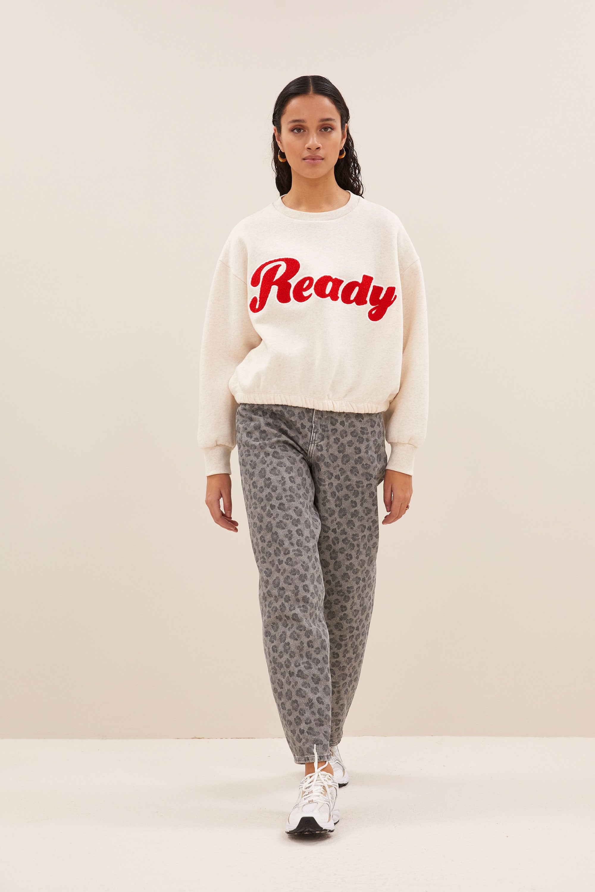 bodil ready sweater - oyster melee, verlaagde schoudernaden, elastieken band, statement print - by-bar - extra