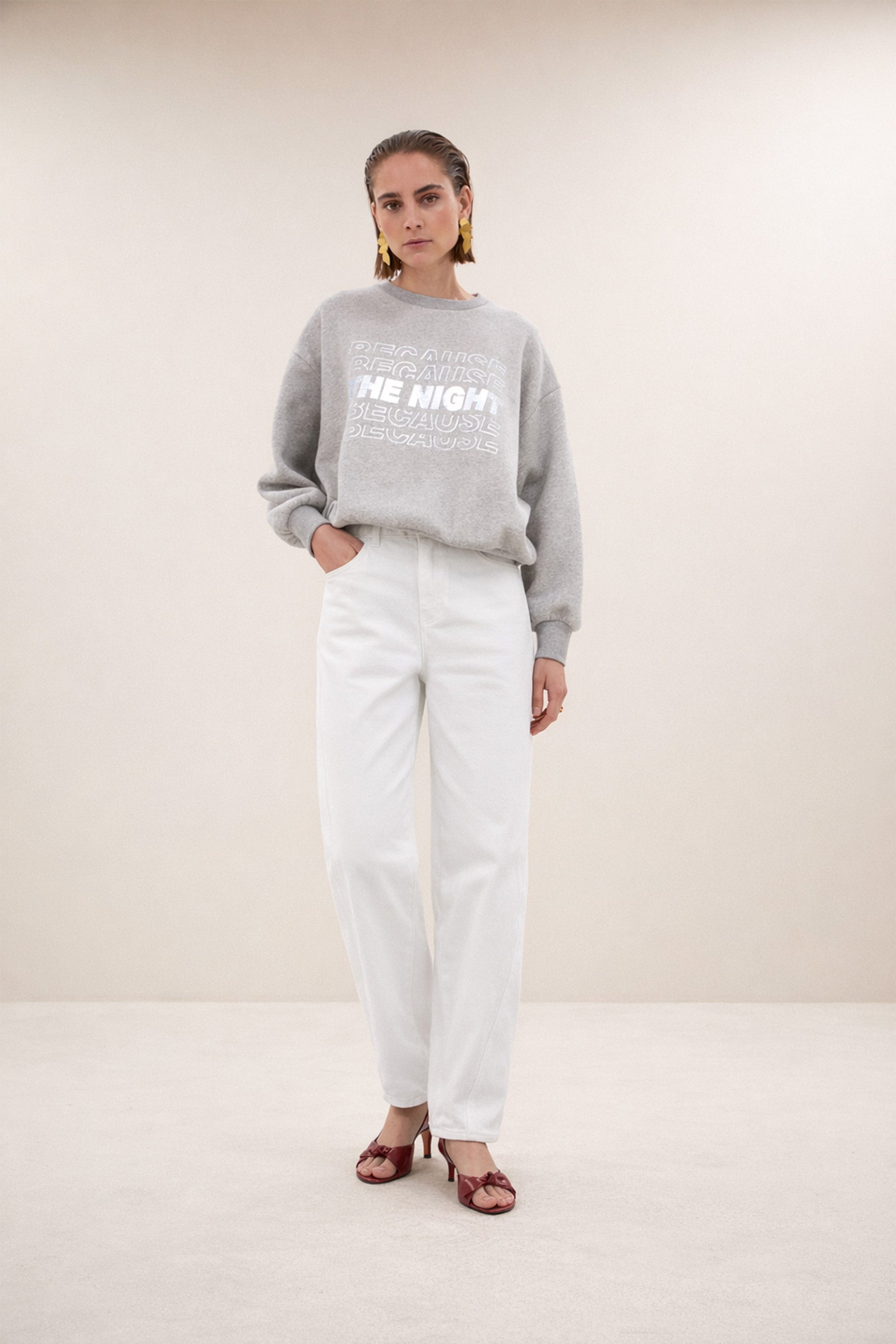 bibi-nights-melee-sweater-grey-melee-verlaagde schoudernaden-ribgebreide randen-statement print-by-bar-vooraanzicht