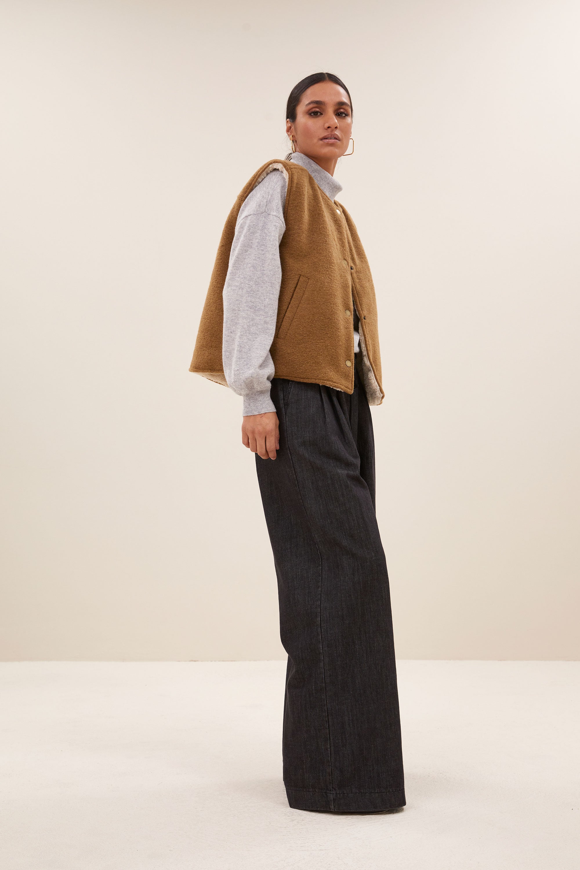 joelle wool jacket - camel, comfortabele draagervaring, losvallende pasvorm, draagbaar aan beide zijden - by-bar - zijaanzicht