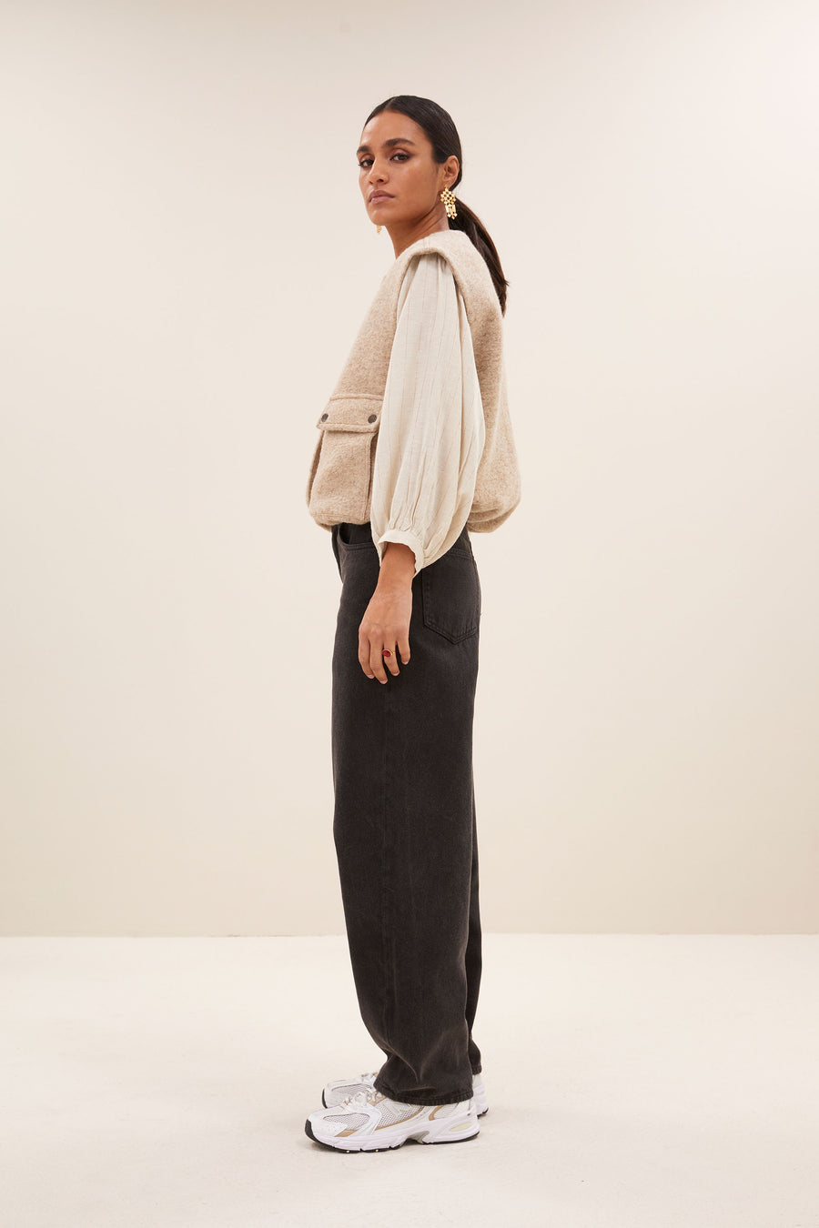 maggie sleeveless jacket - dark sand, elastieken band, binnenvoering, wolblend - by-bar - vooraanzicht