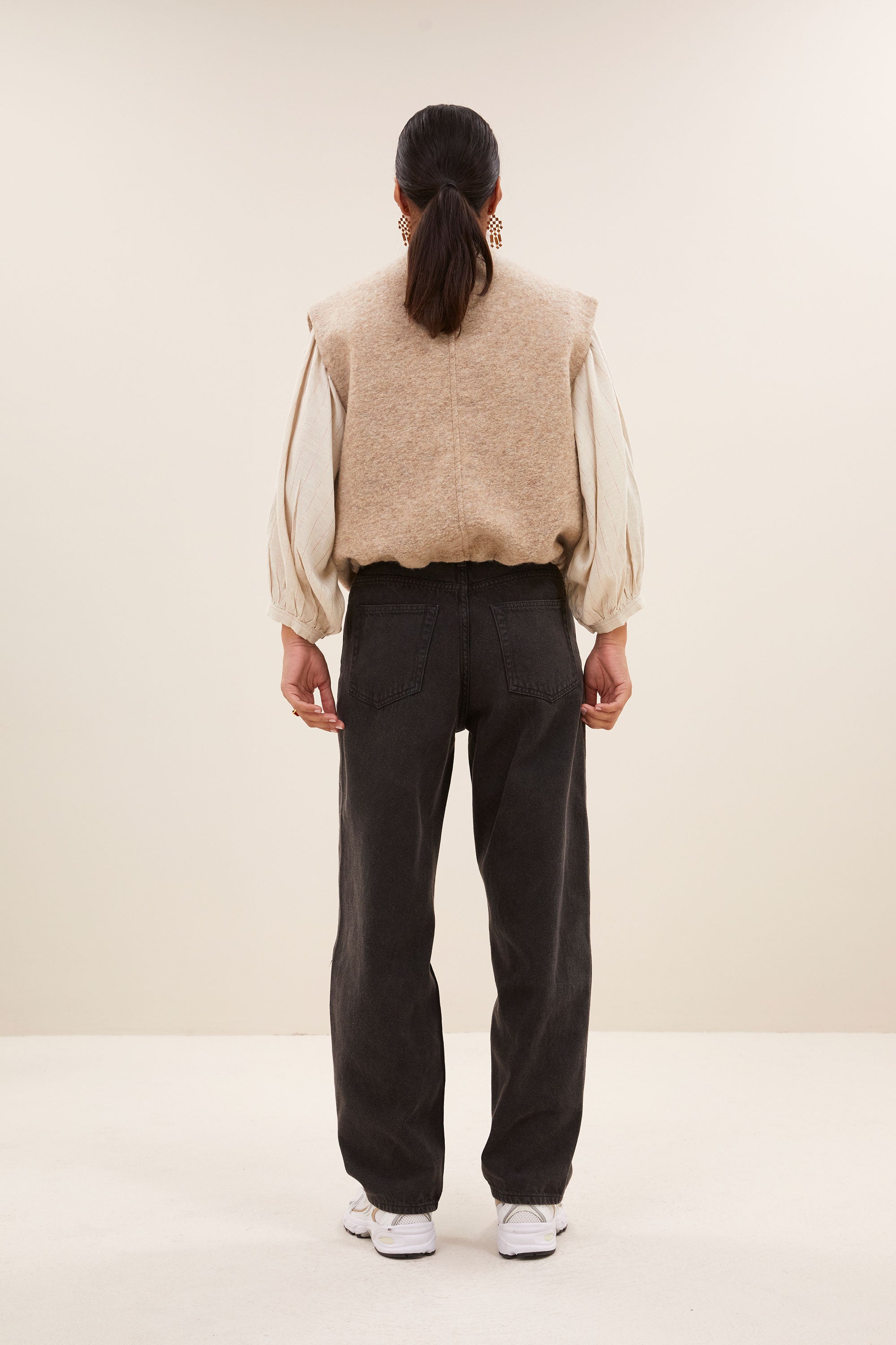 maggie sleeveless jacket - dark sand, elastieken band, binnenvoering, wolblend - by-bar - aanvullende foto
