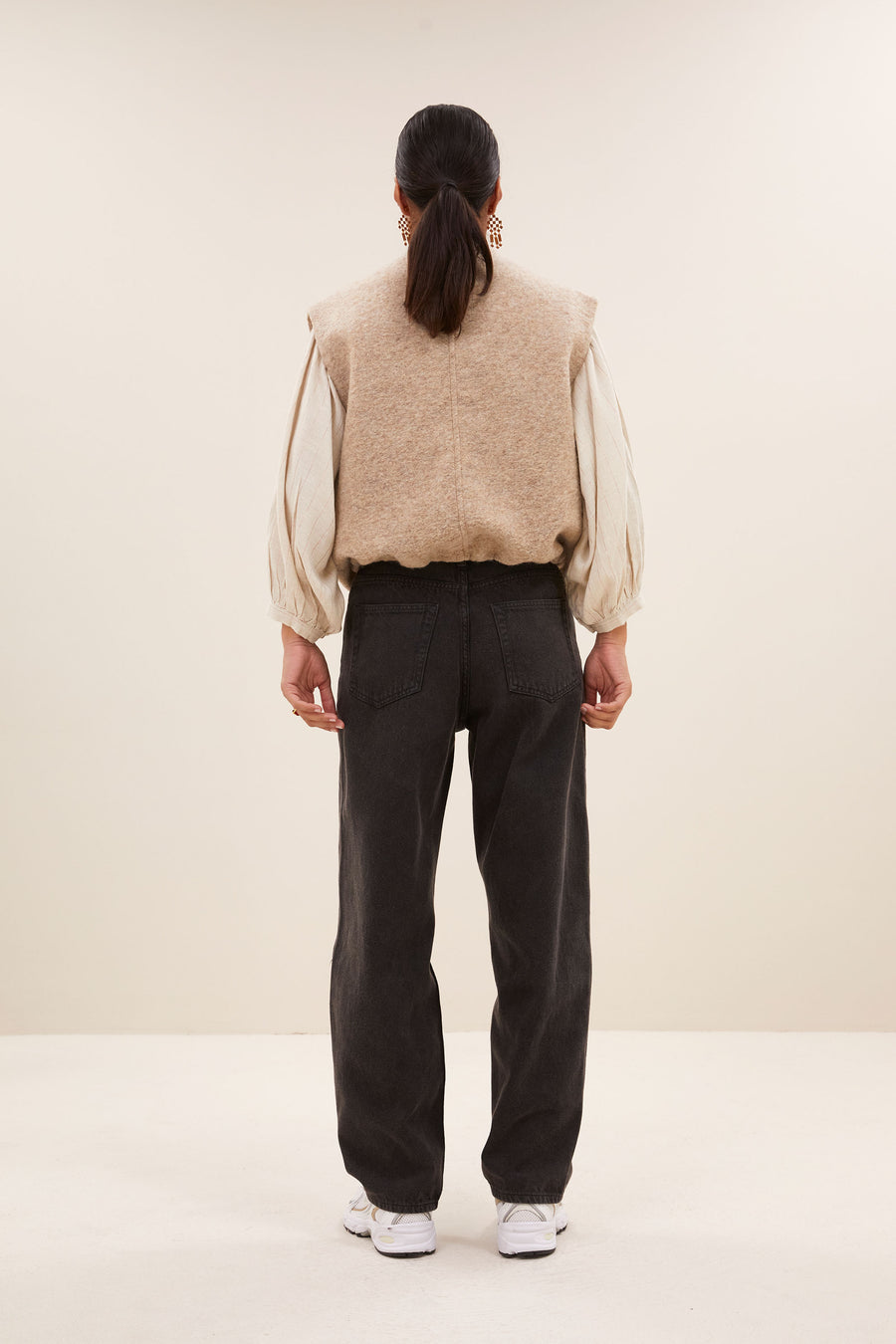 maggie sleeveless jacket - dark sand, elastieken band, binnenvoering, wolblend - by-bar - aanvullende foto