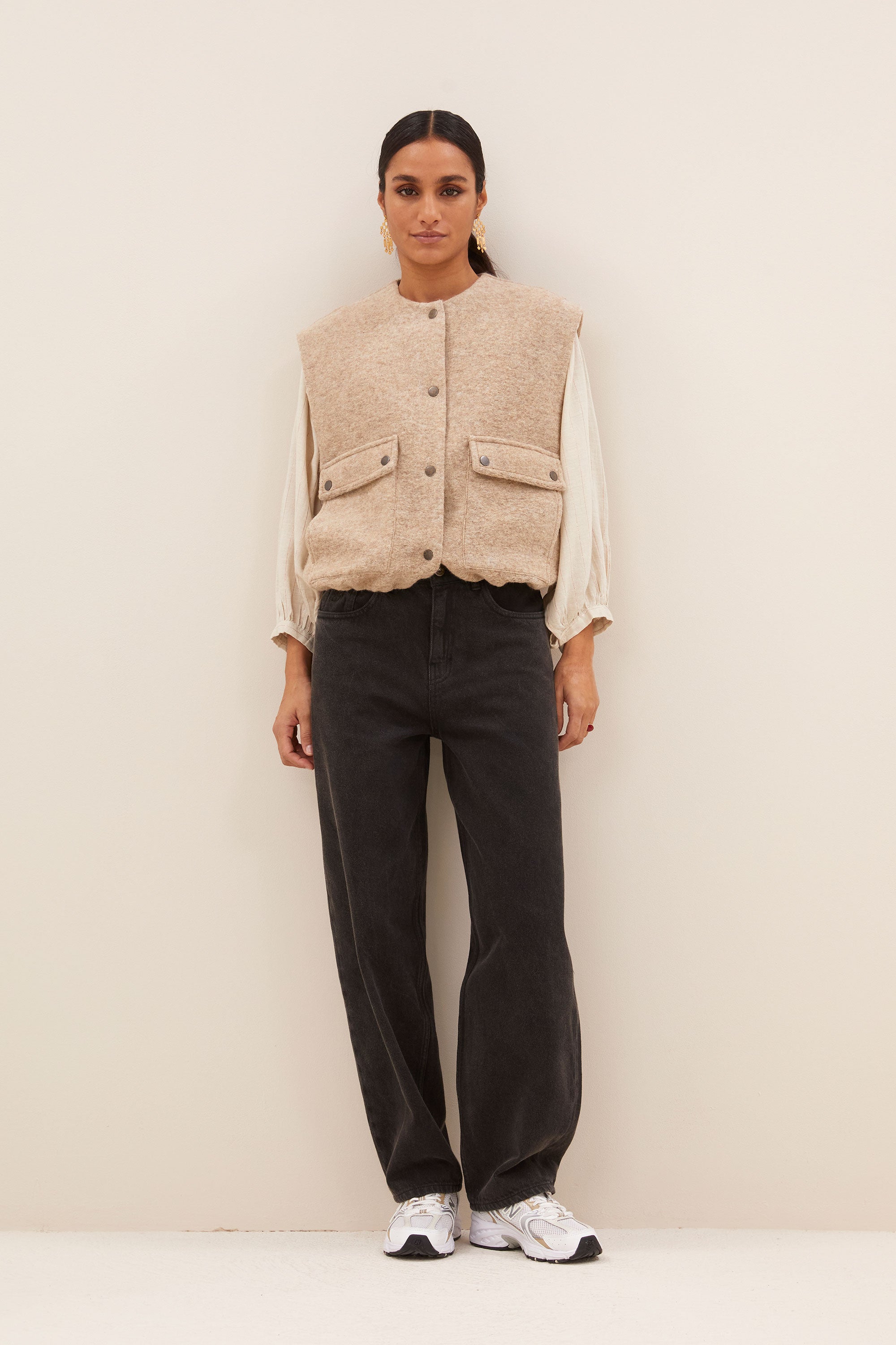maggie sleeveless jacket - dark sand, elastieken band, binnenvoering, wolblend - by-bar - zijaanzicht