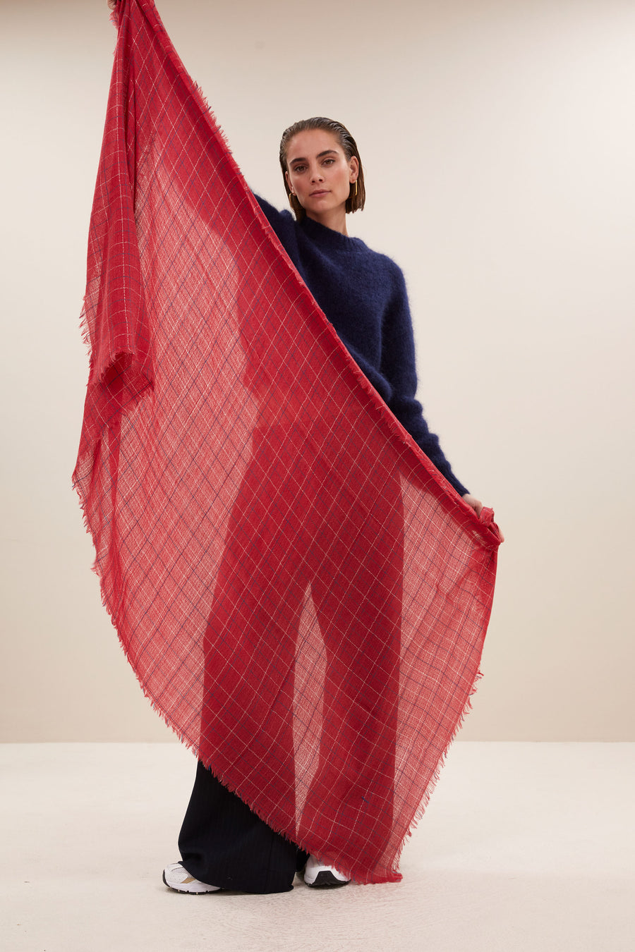fiora scarf - vintage red, subtiel geweven lurex draad, wolblend - by-bar - vooraanzicht
