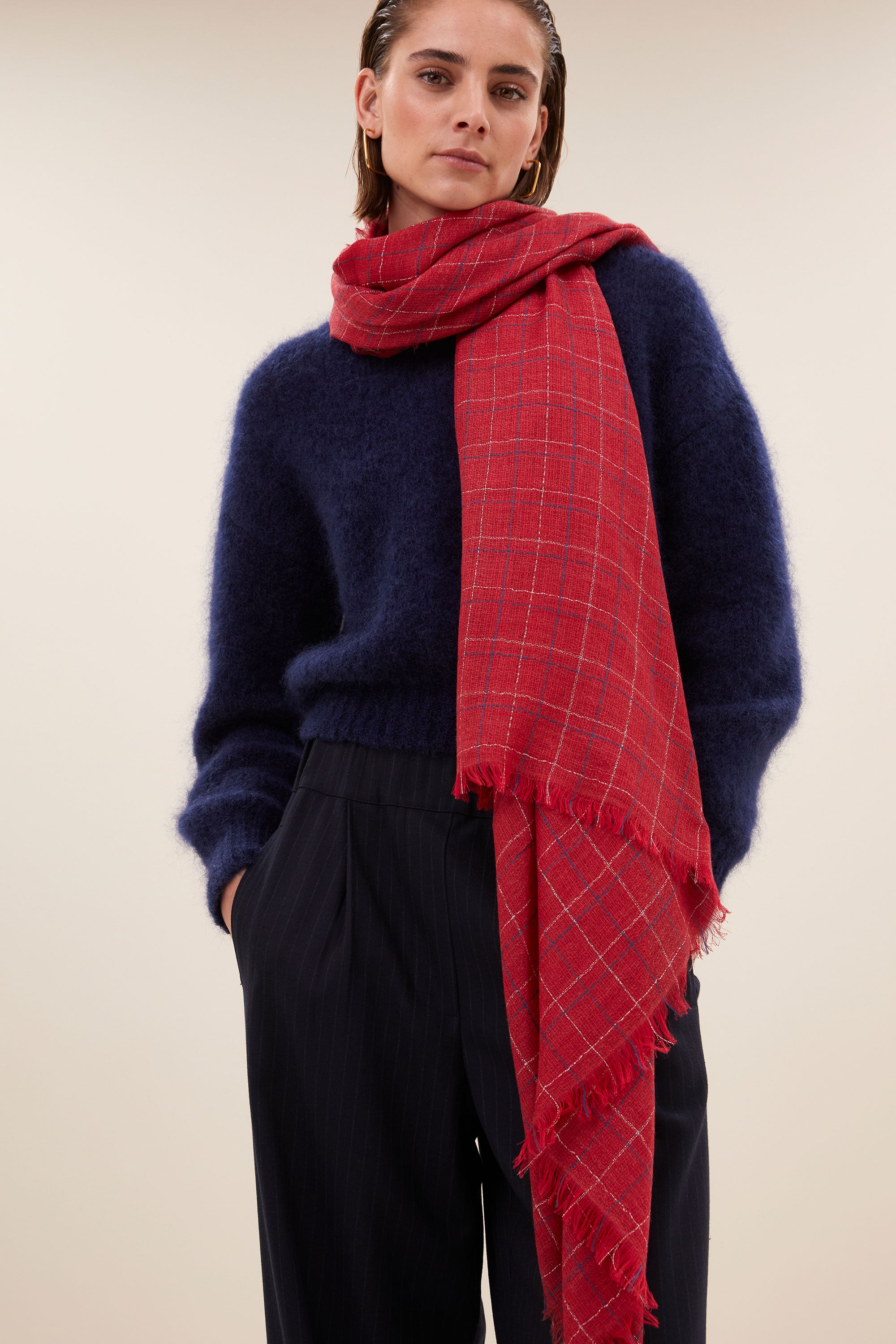 fiora scarf - vintage red, subtiel geweven lurex draad, wolblend - by-bar - detail