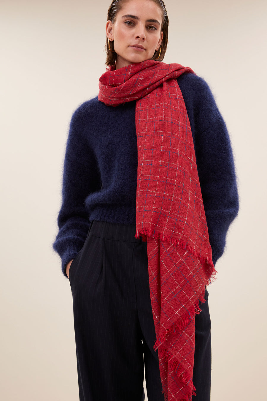 fiora scarf - vintage red, subtiel geweven lurex draad, wolblend - by-bar - detail