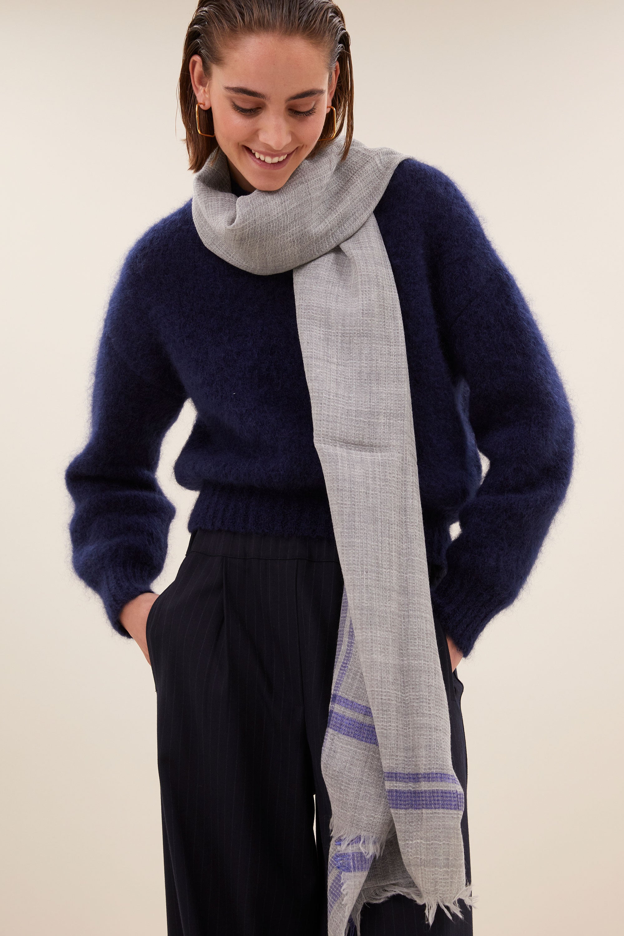 sira scarf - stone grey, all-time classic, perfecte shopper - by-bar - sfeerbeeld