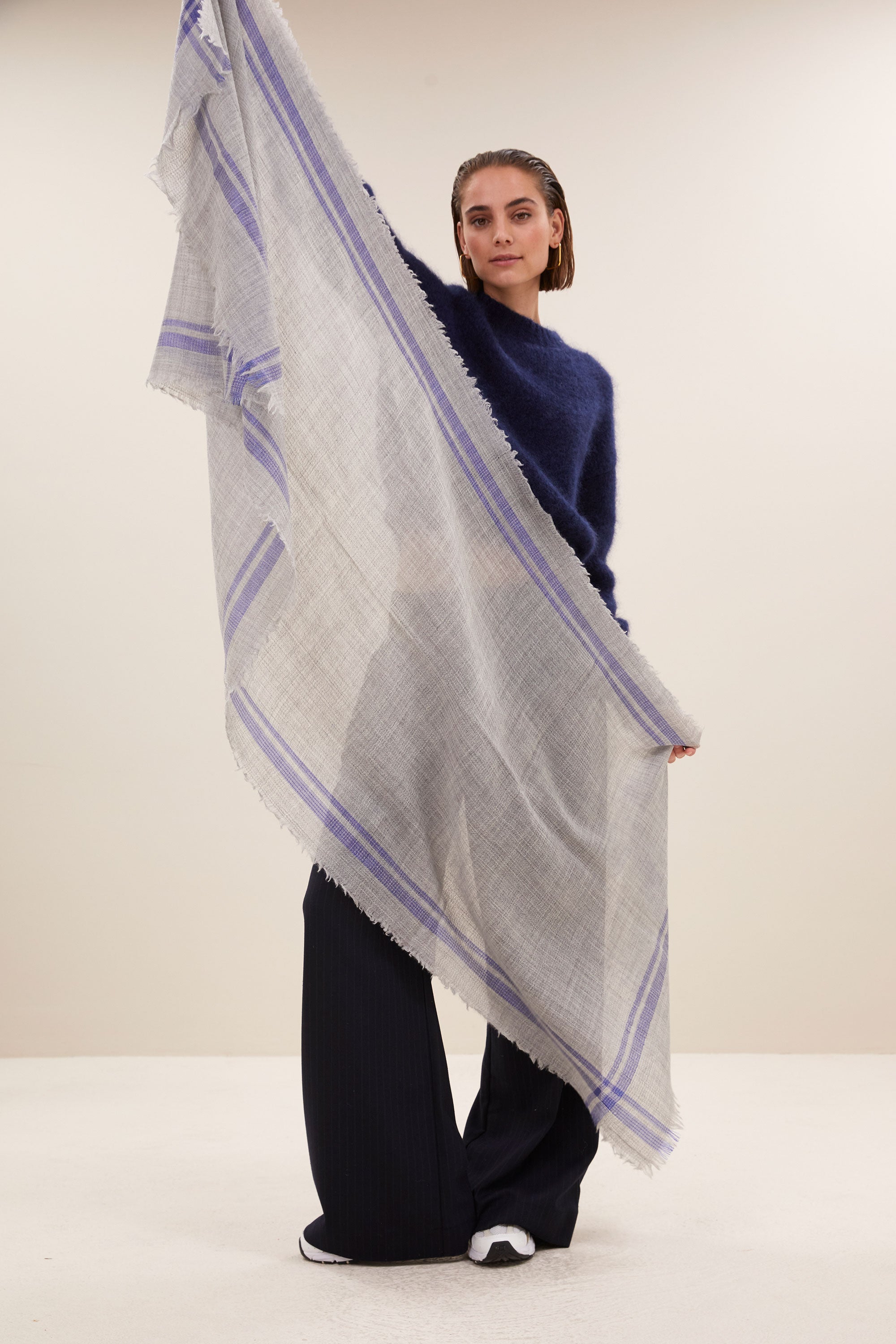 sira scarf - stone grey, all-time classic, perfecte shopper - by-bar - aanvullende foto