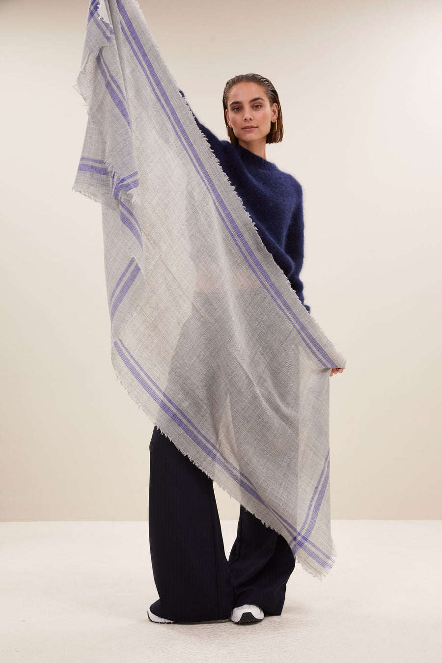 sira scarf - stone grey, all-time classic, perfecte shopper - by-bar - aanvullende foto