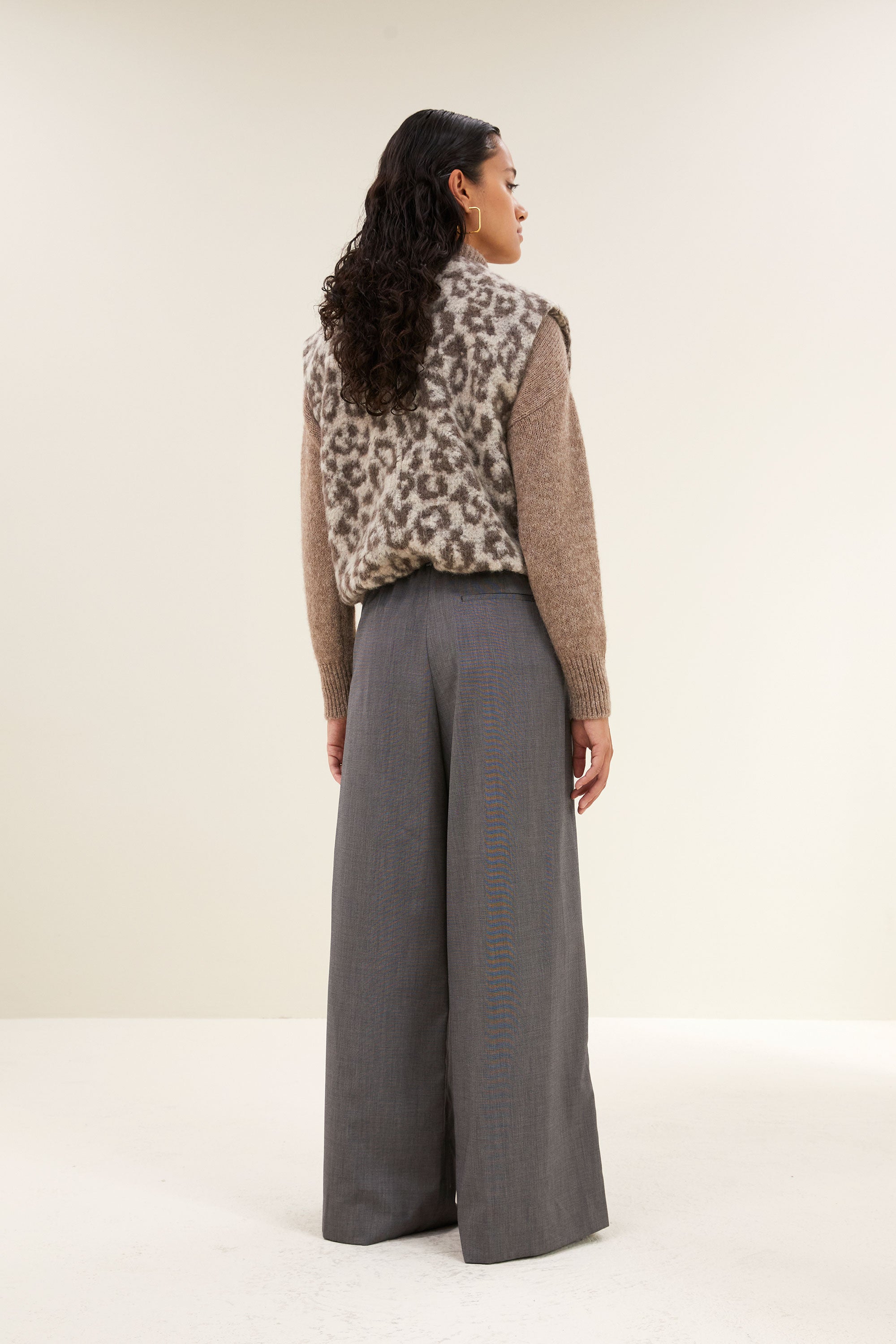 maggie sleeveless leo jacket | leopard print
