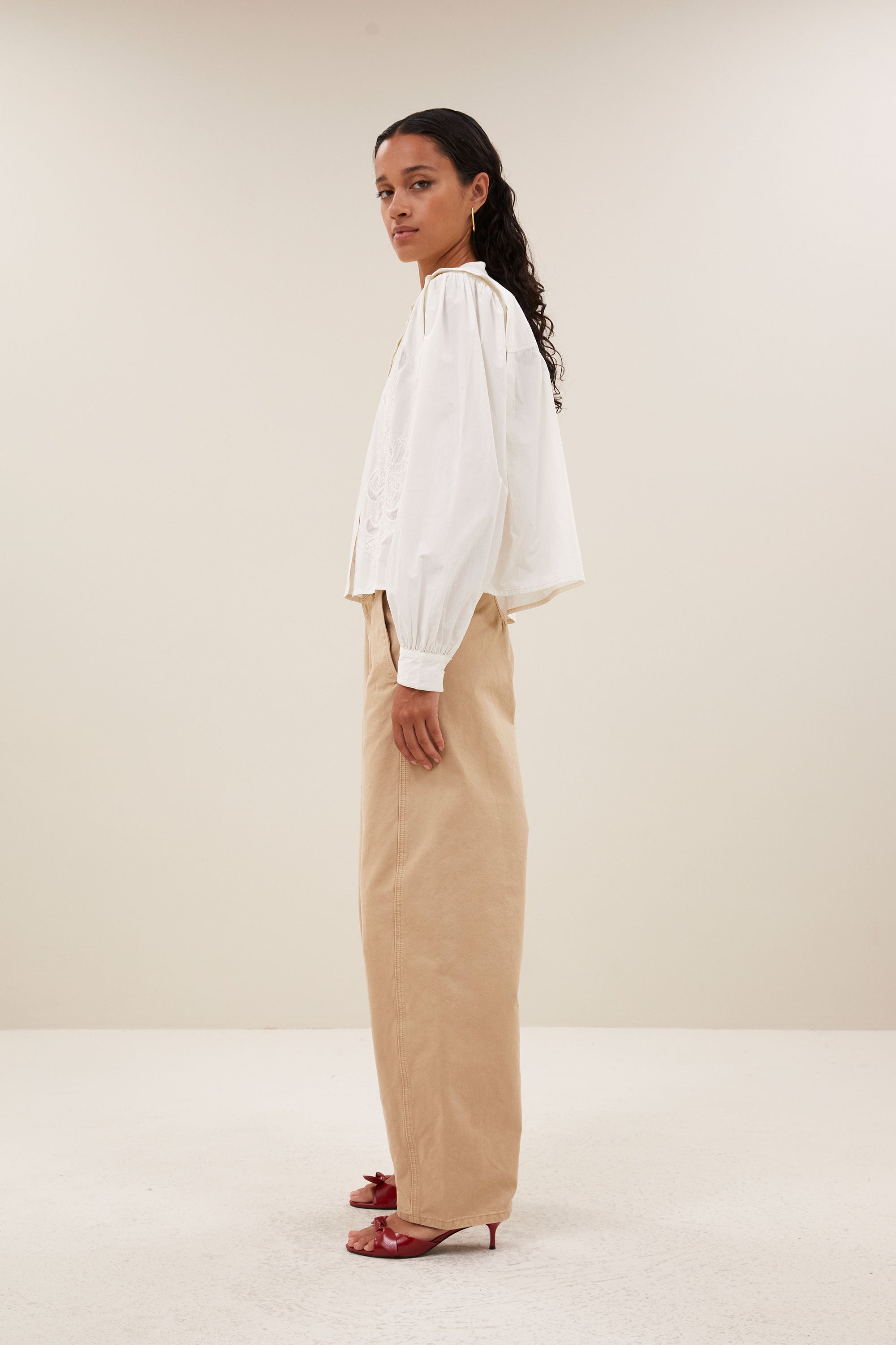 soof-embroidery-blouse-cloud-white-korte fit-knoopsluiting-geplooide details-by-bar-zijaanzicht