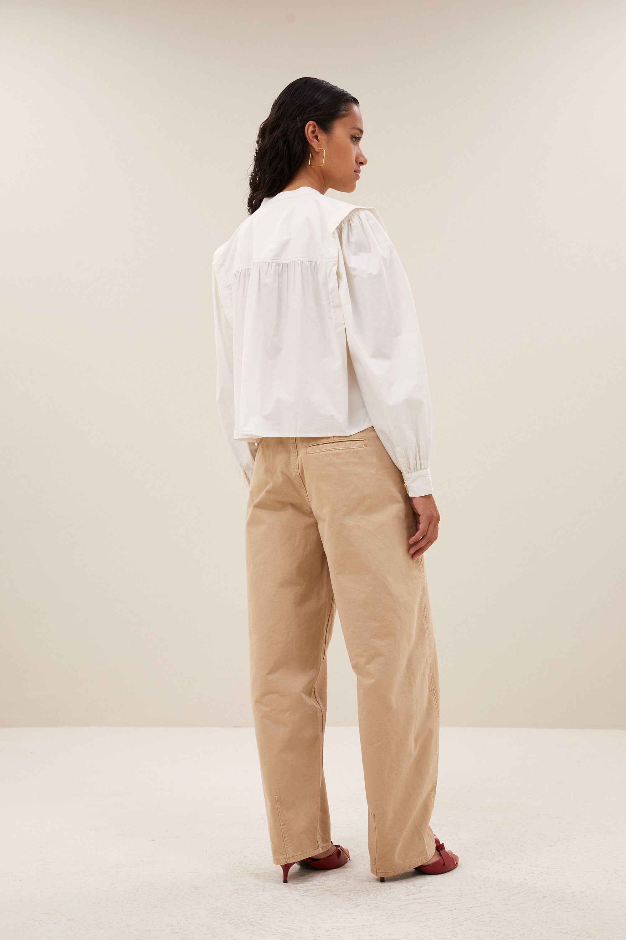 soof-embroidery-blouse-cloud-white-korte fit-knoopsluiting-geplooide details-by-bar-achteraanzicht