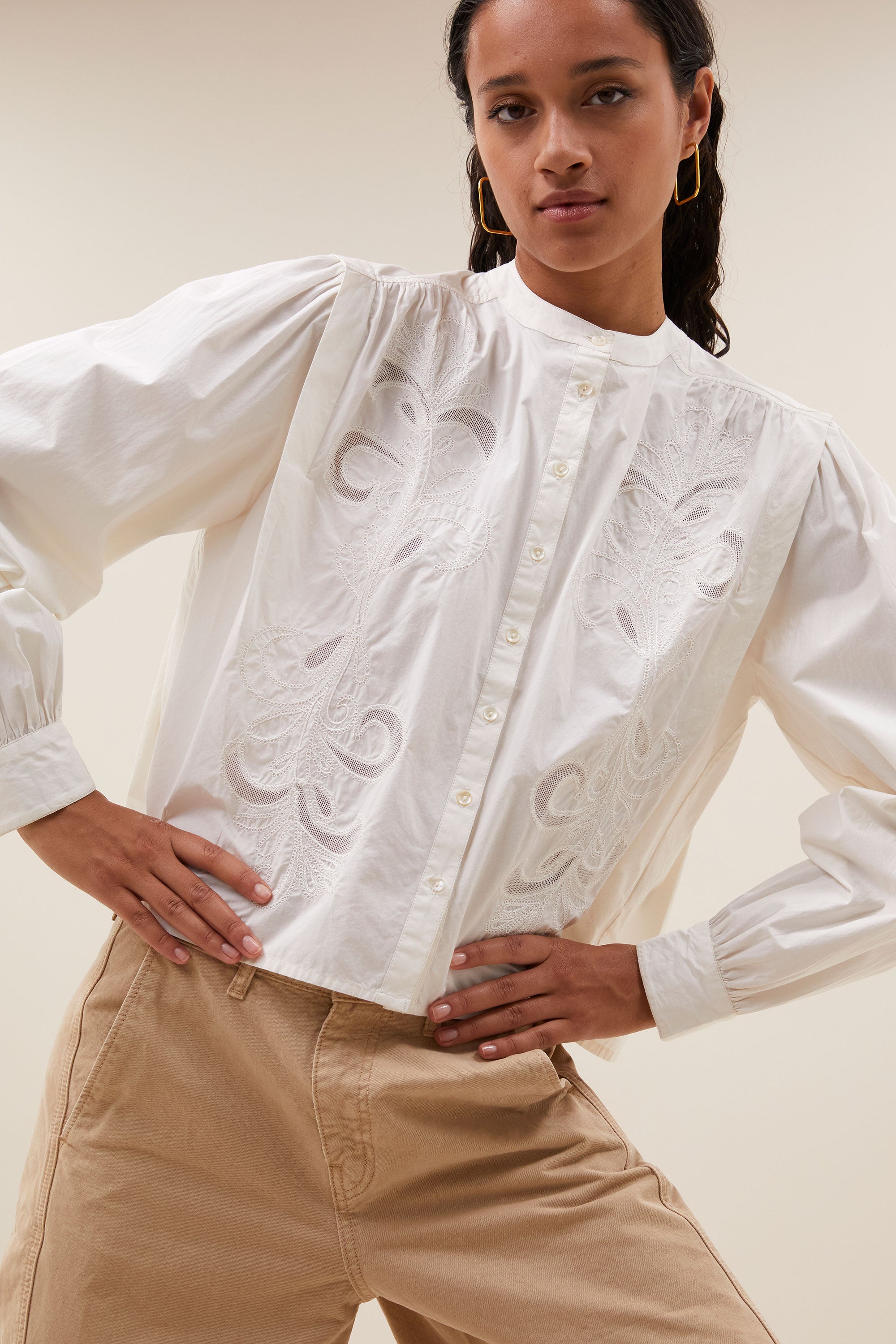soof-embroidery-blouse-cloud-white-korte fit-knoopsluiting-geplooide details-by-bar-detail