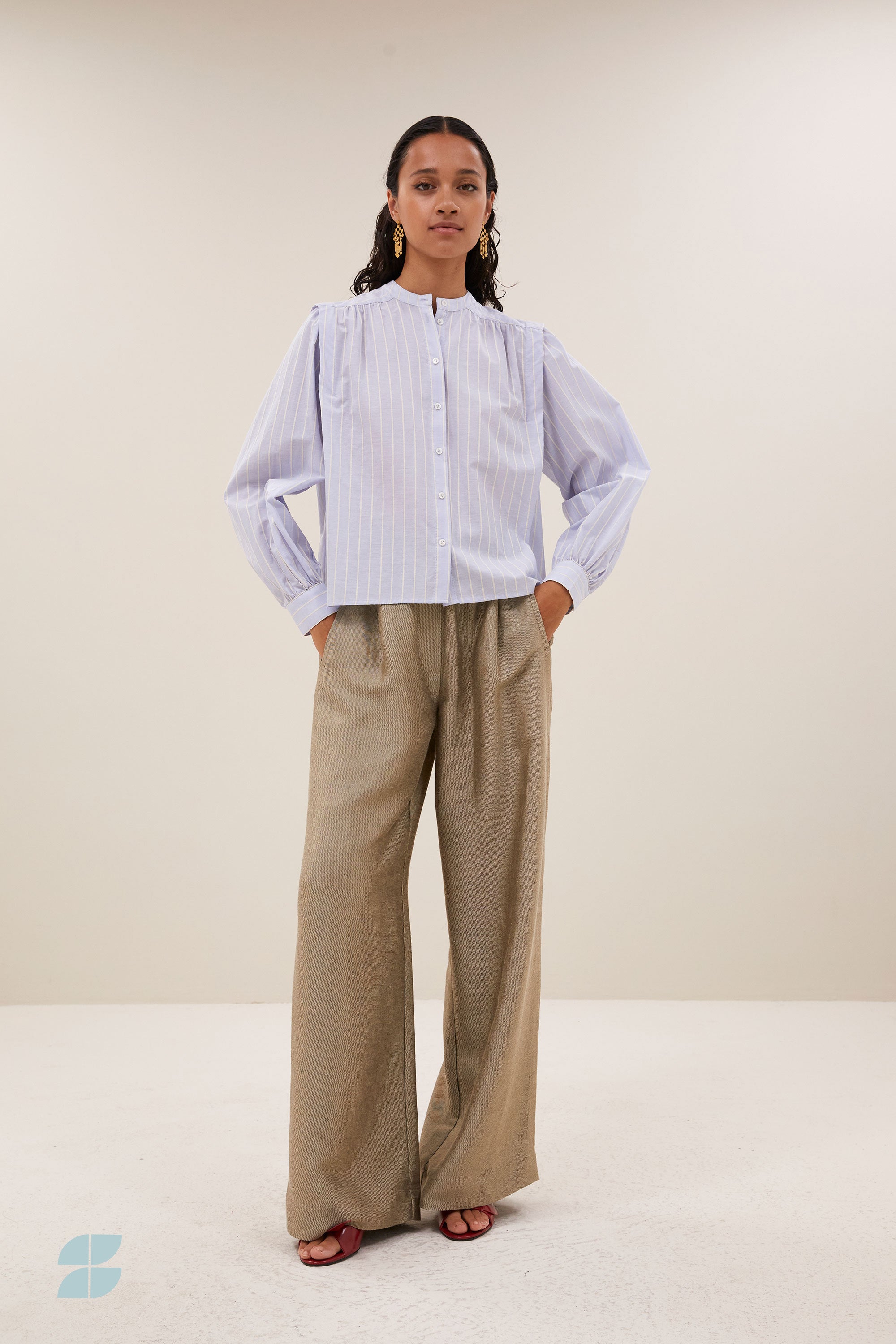 soof-stripe-blouse-sintra-blue-stripe-katoen kwaliteit-geplooide details-tijdloze pasvorm-by-bar-sfeerbeeld
