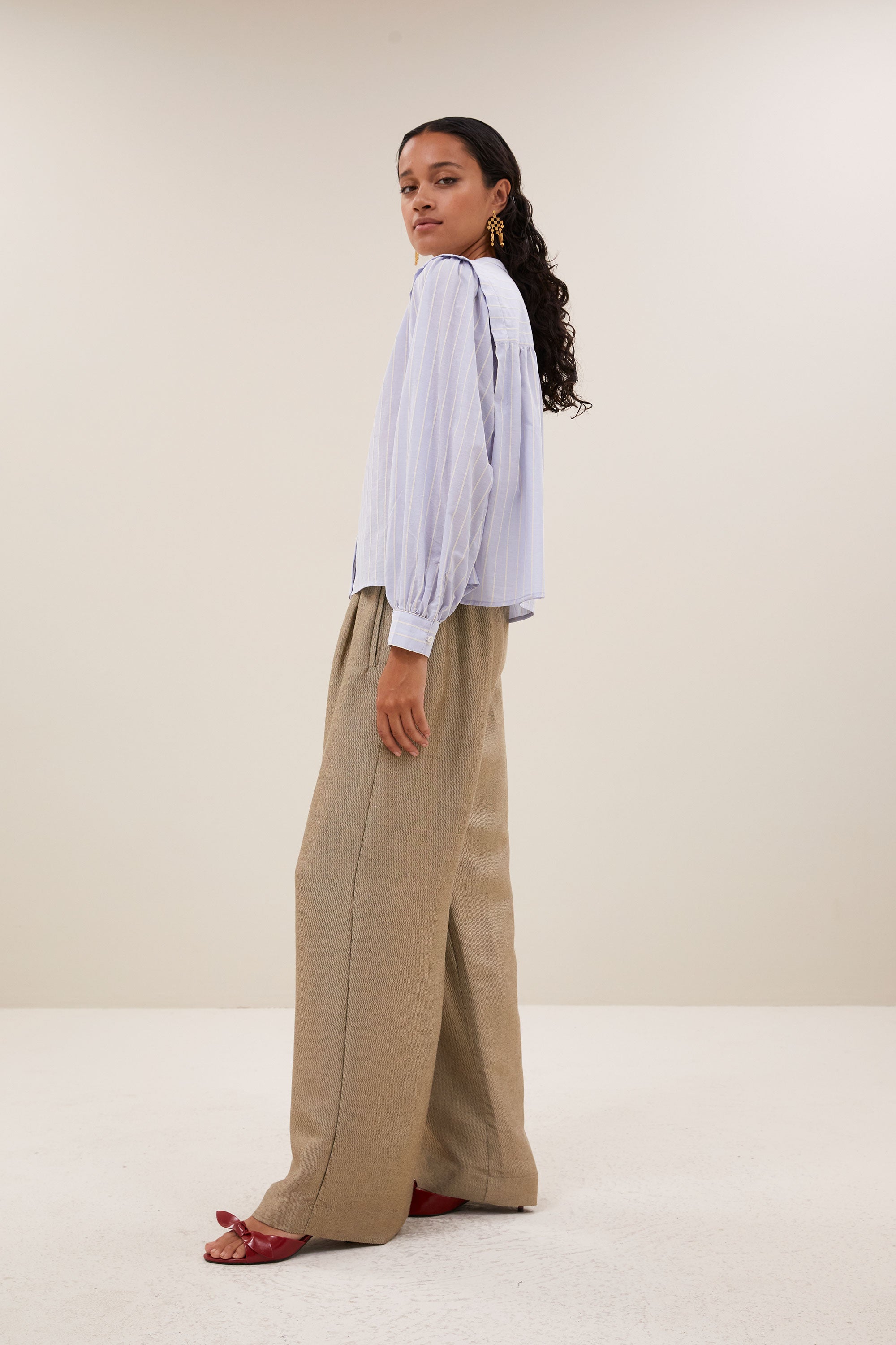 soof-stripe-blouse-sintra-blue-stripe-katoen kwaliteit-geplooide details-tijdloze pasvorm-by-bar-zijaanzicht