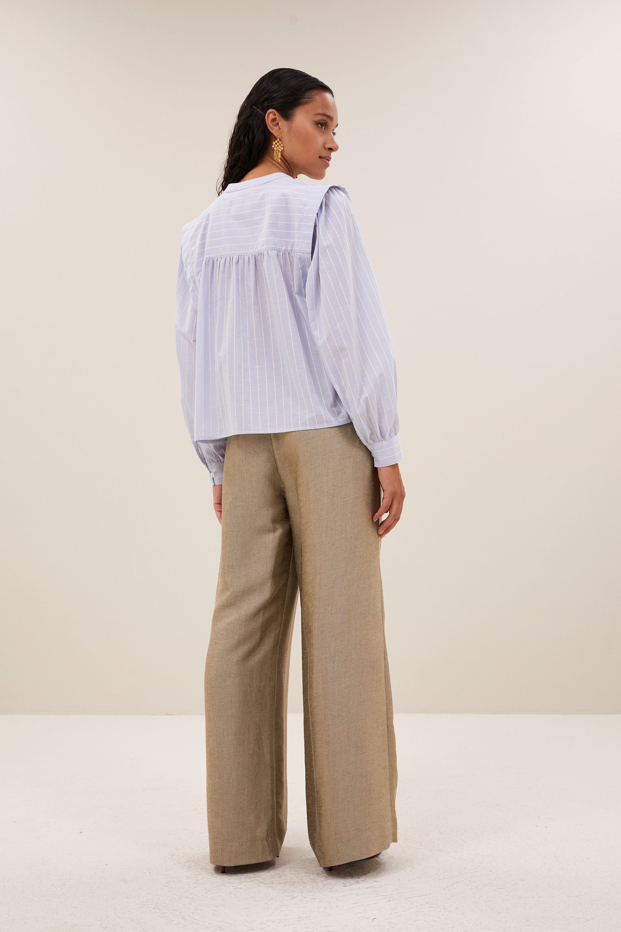 soof-stripe-blouse-sintra-blue-stripe-katoen kwaliteit-geplooide details-tijdloze pasvorm-by-bar-achteraanzicht