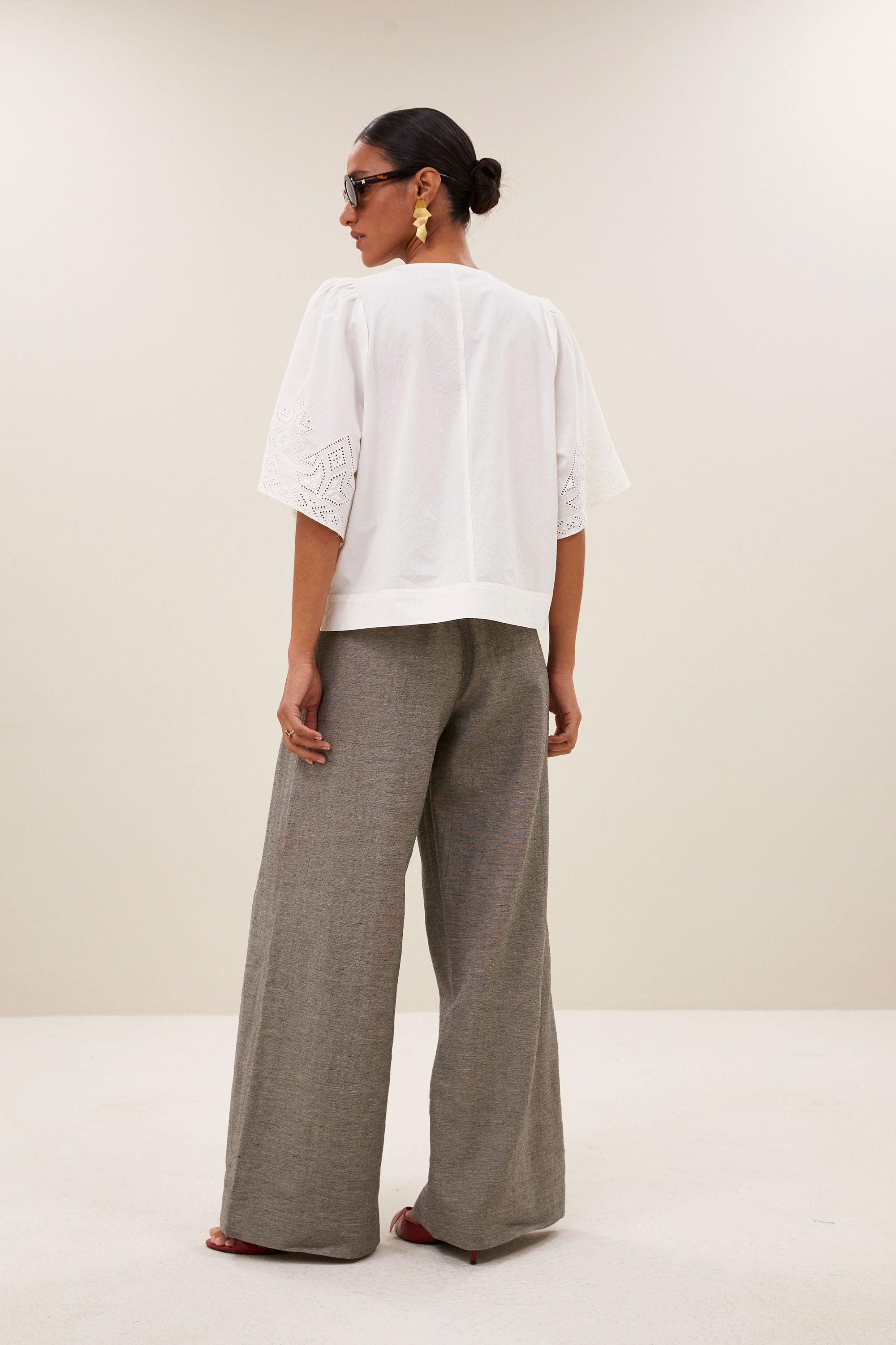 blouse-olivia-embroidery-blouse-cloud-white-by-bar-zijaanzicht