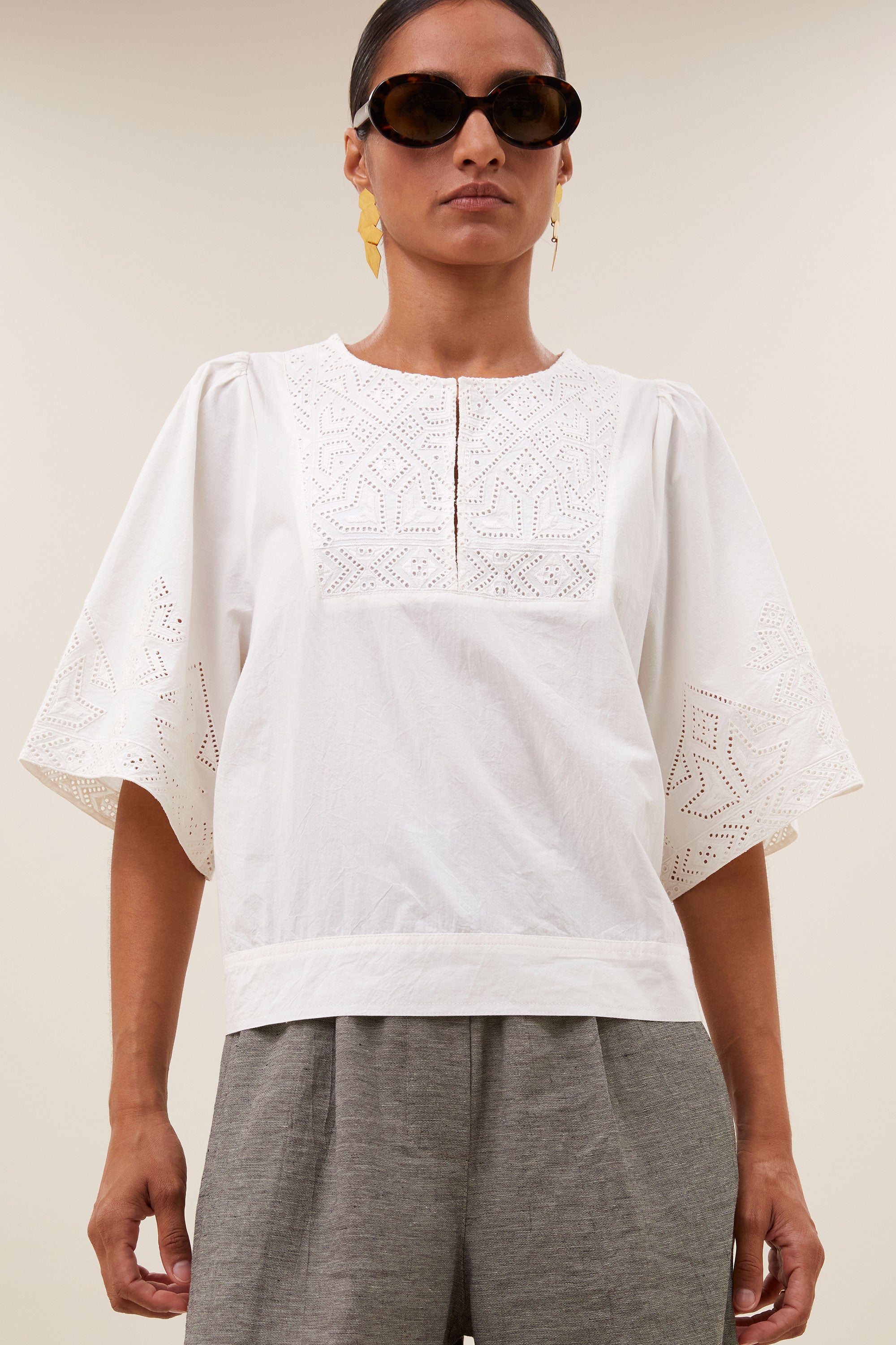 blouse-olivia-embroidery-blouse-cloud-white-by-bar-sfeerbeeld