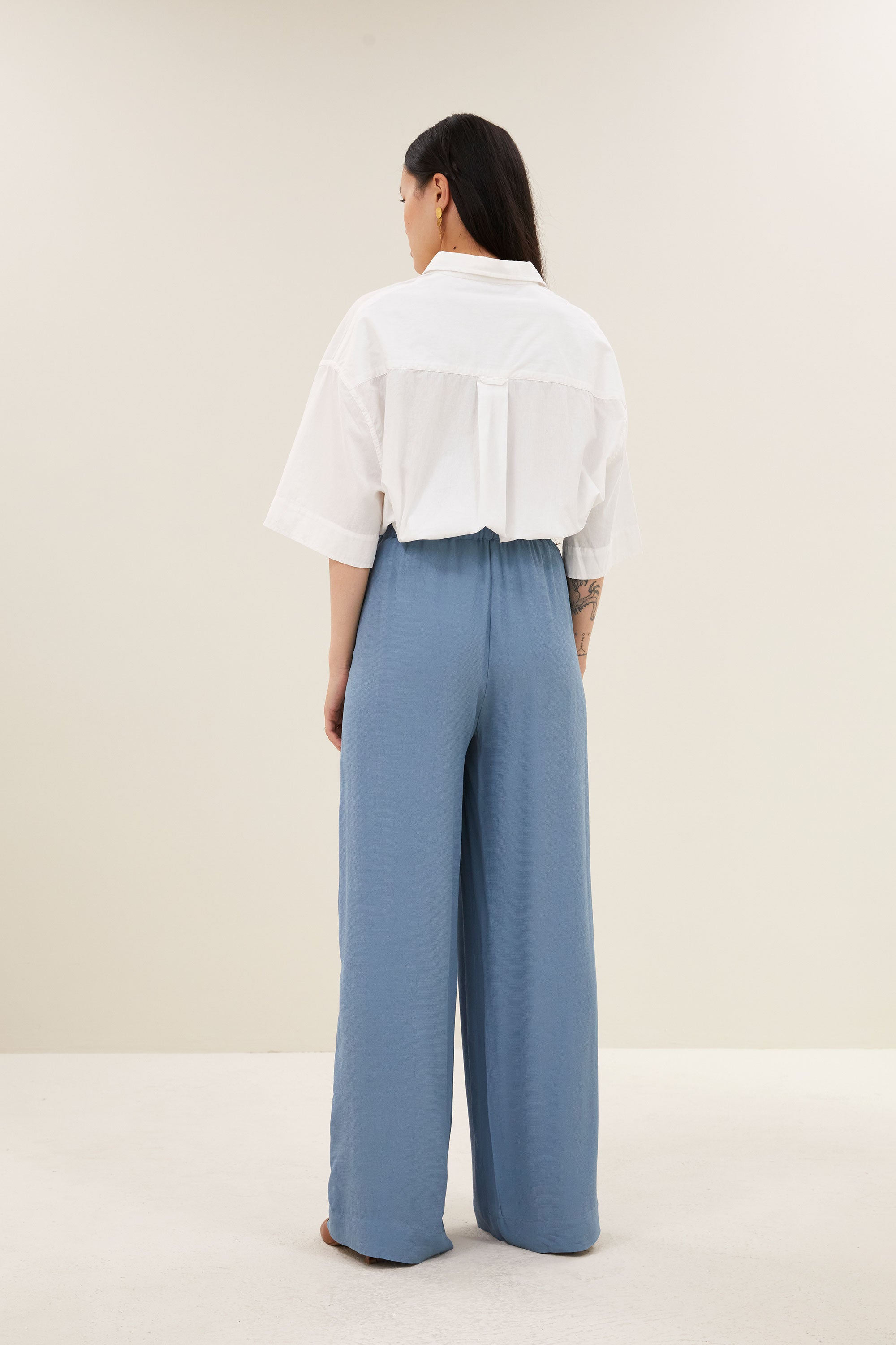 pilar-poplin-blouse-white-knoopsluiting-casual fit-normale pasvorm-by-bar-achteraanzicht