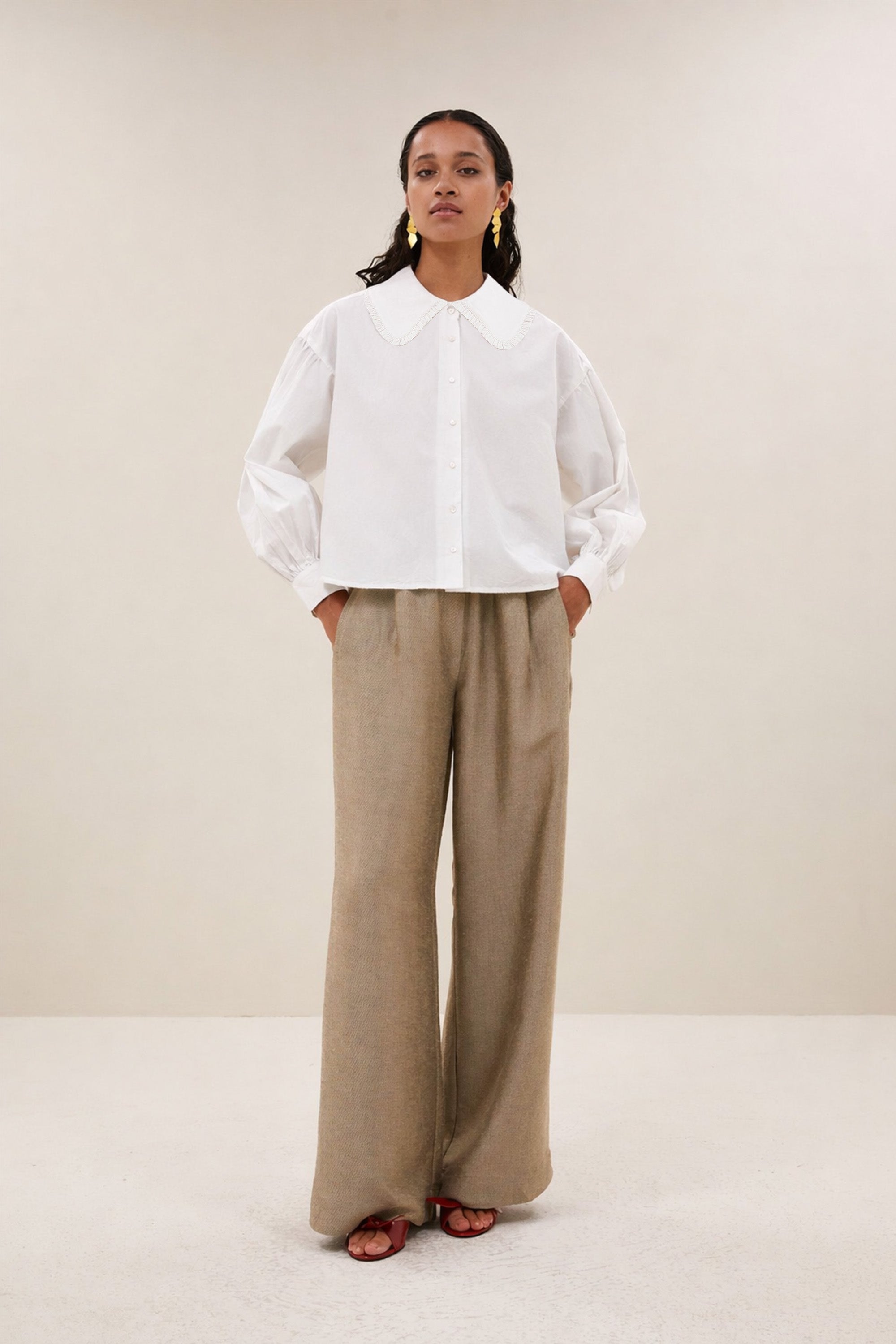 semmy-poplin-blouse-white-knoopsluiting-casual fit-normale pasvorm-by-bar-vooraanzicht