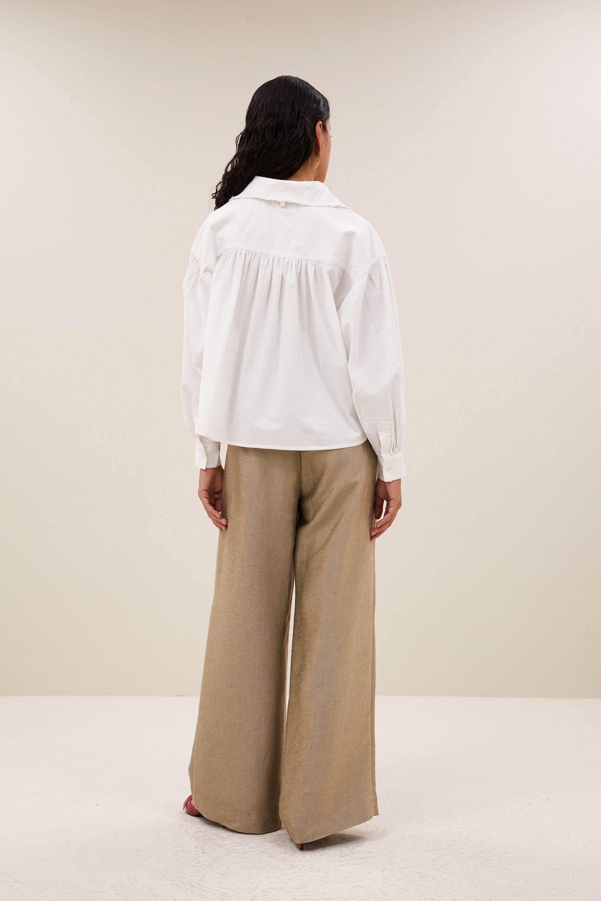 semmy-poplin-blouse-white-knoopsluiting-casual fit-normale pasvorm-by-bar-achteraanzicht