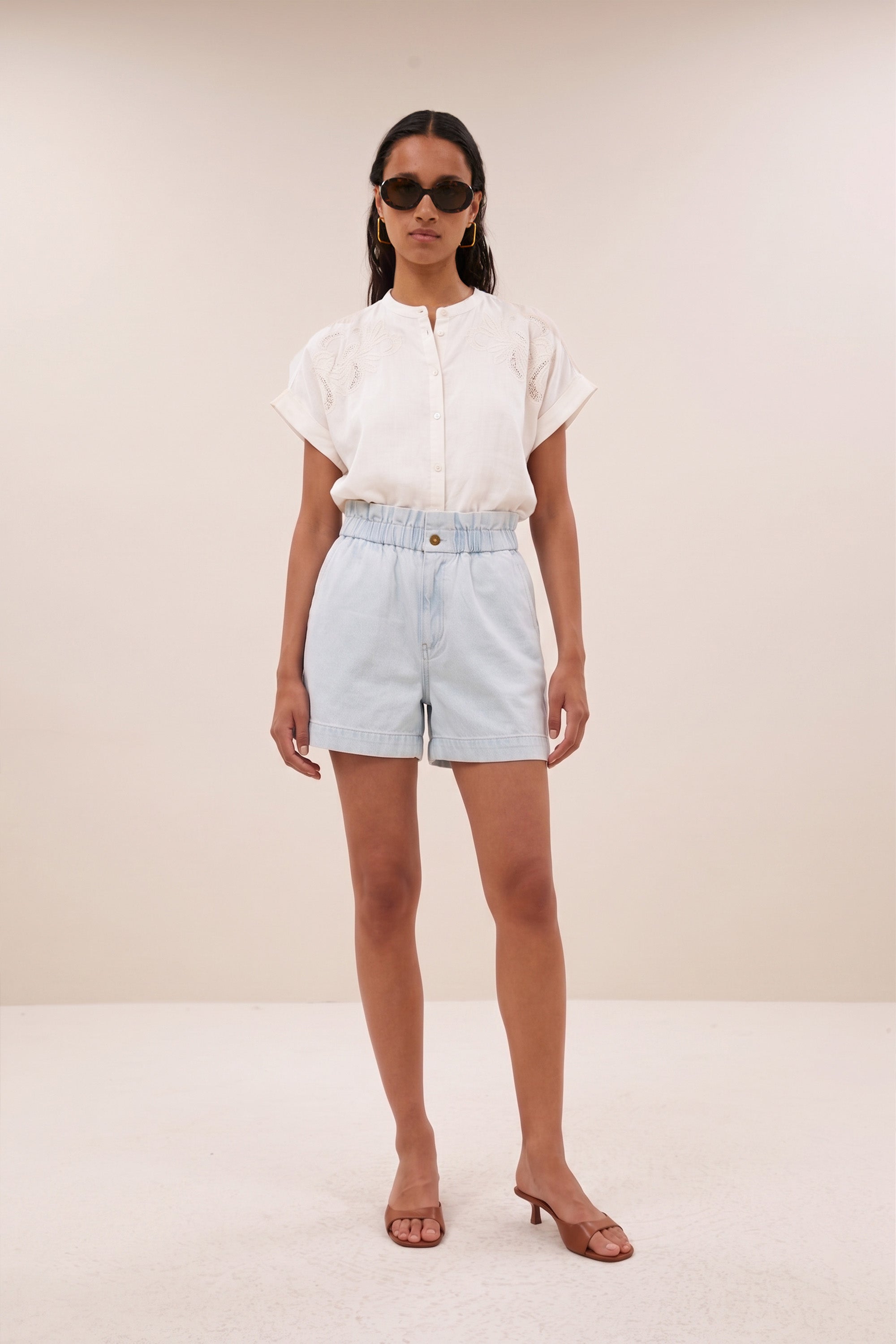 leon-bleached-denim-short-bleached-denim-hoge taille-losvallende pasvorm-rits- en knoopsluiting-by-bar-sfeerbeeld