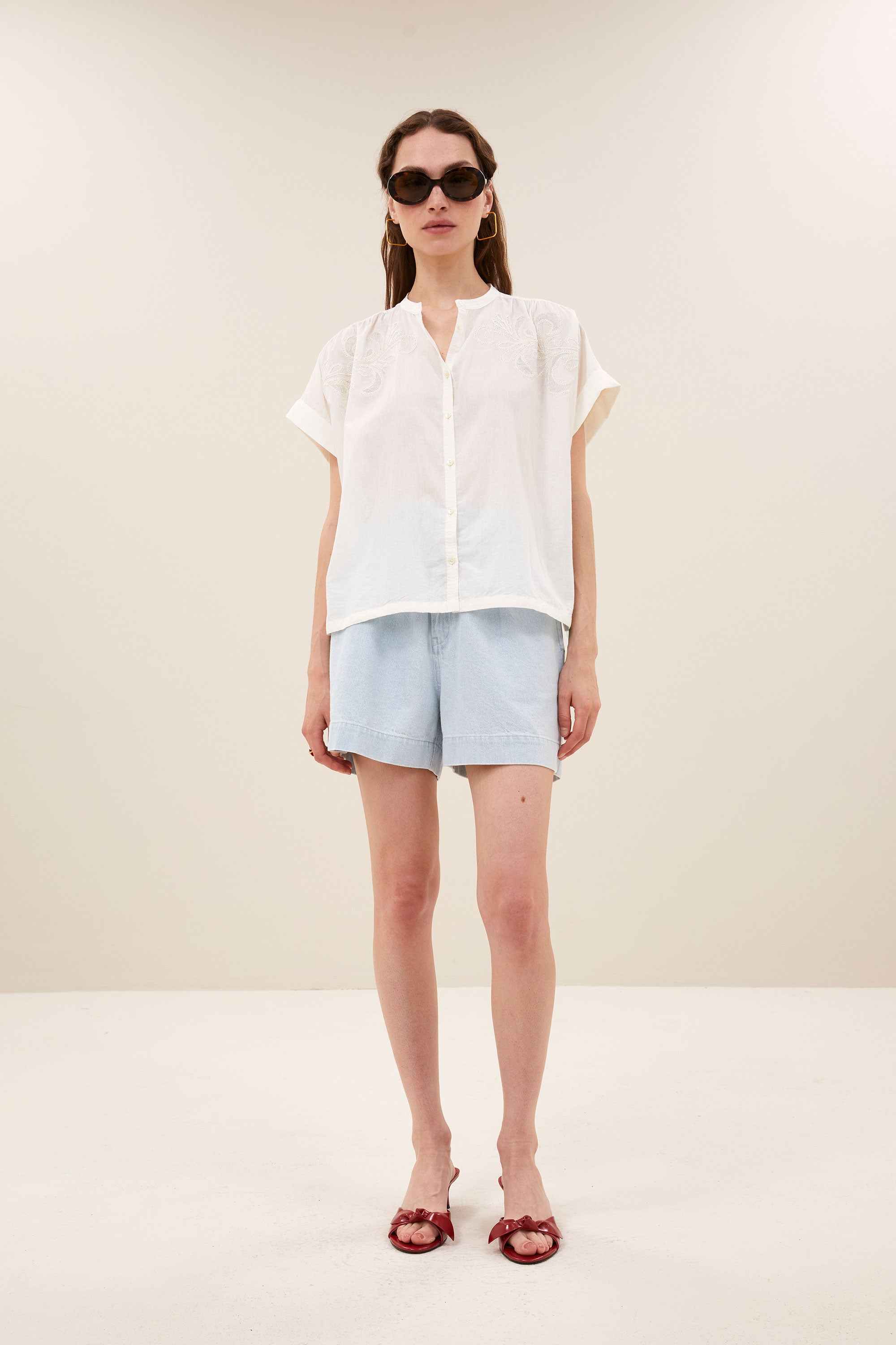 ally-blouse-off-white-knoopsluiting-losvallende pasvorm-ronde halslijn-by-bar-detail