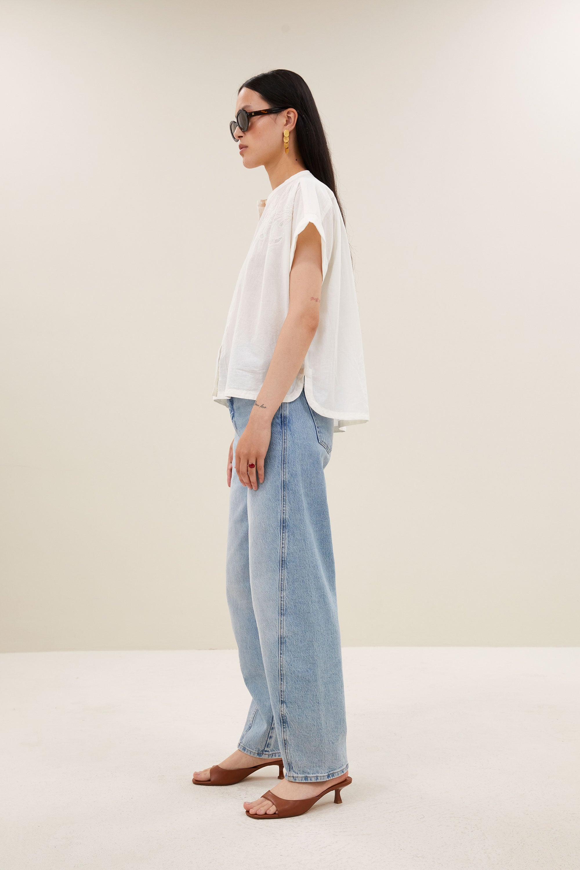 ally-blouse-off-white-knoopsluiting-losvallende pasvorm-ronde halslijn-by-bar-zijaanzicht