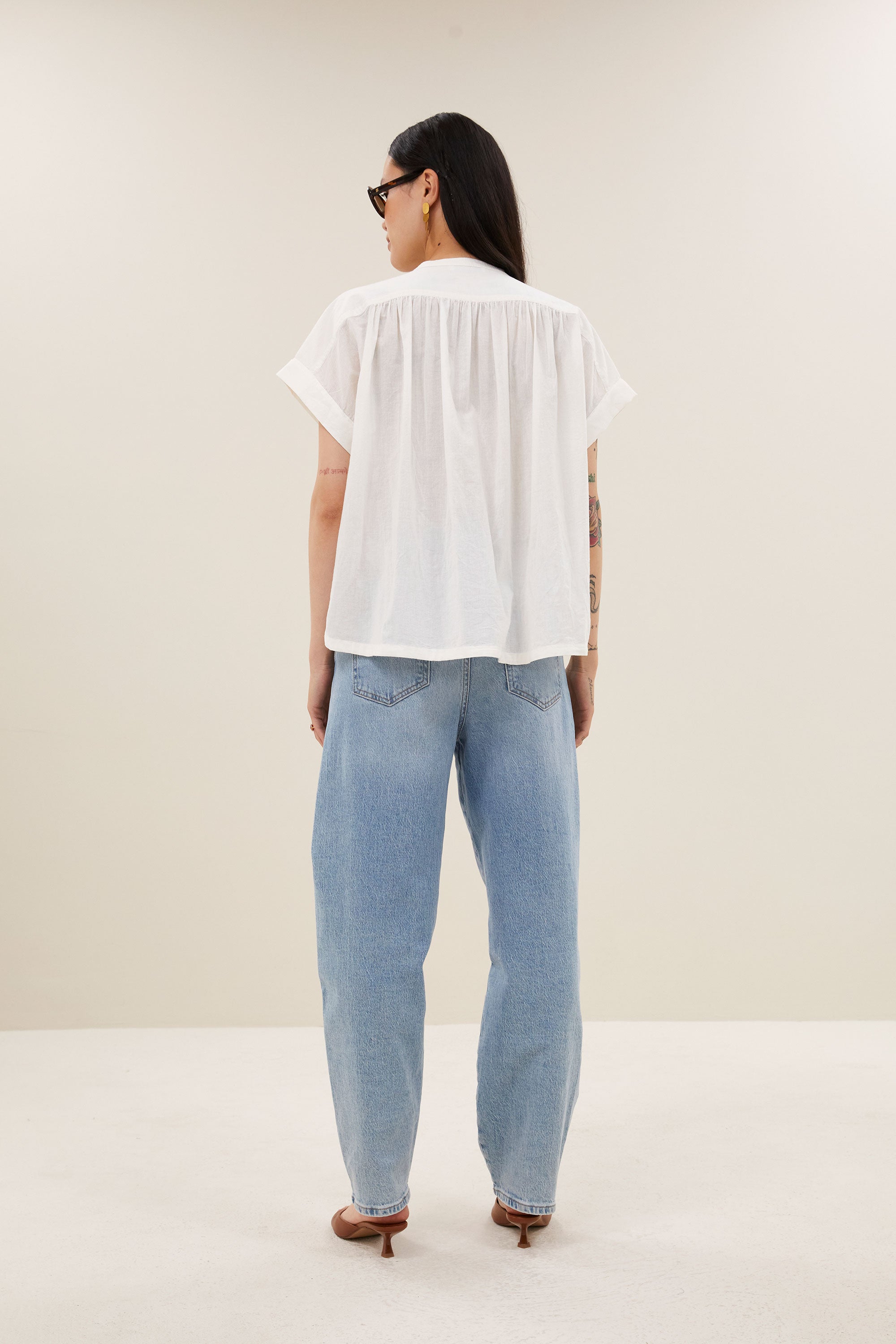 ally-blouse-off-white-knoopsluiting-losvallende pasvorm-ronde halslijn-by-bar-achteraanzicht