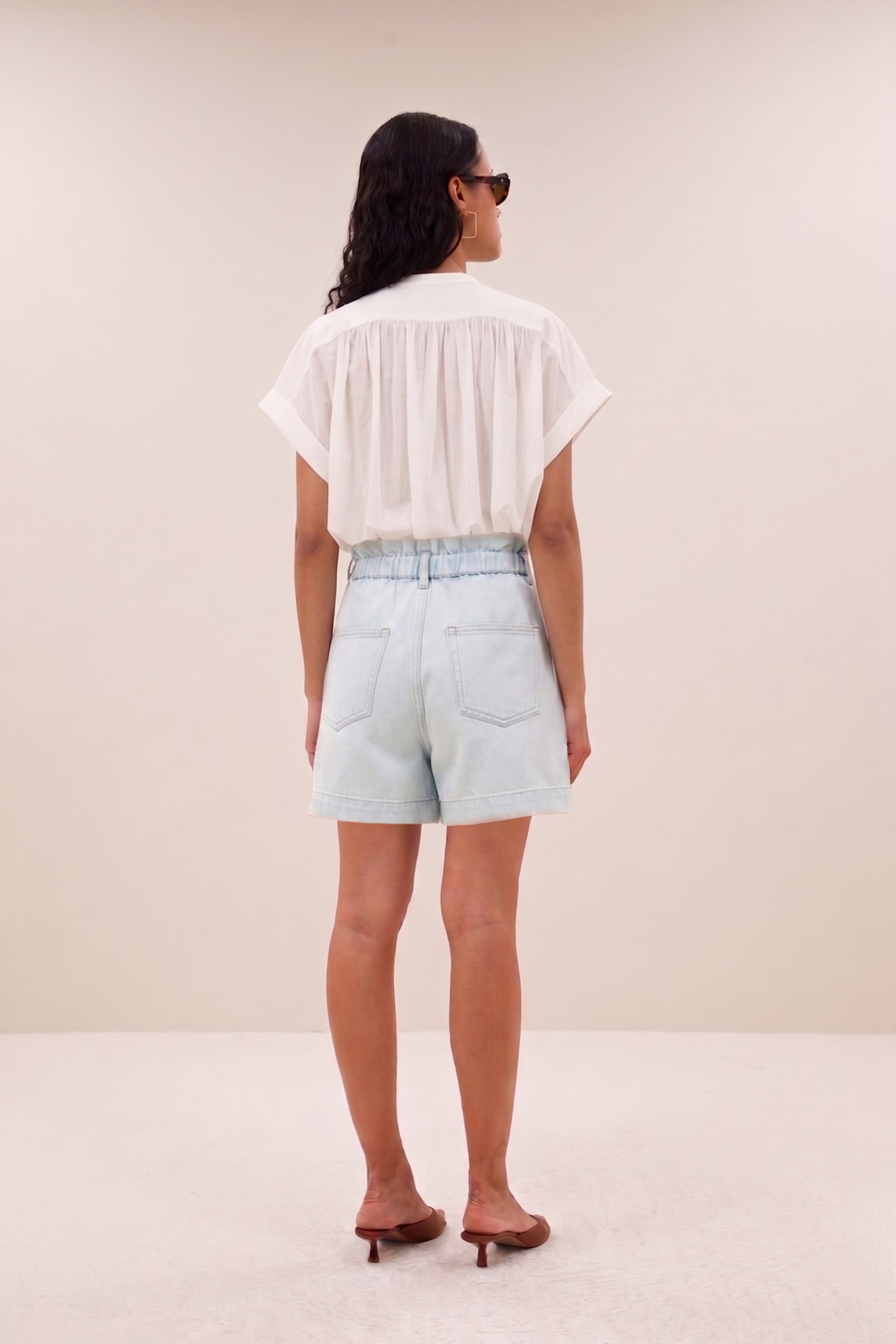 leon-bleached-denim-short-bleached-denim-hoge taille-losvallende pasvorm-rits- en knoopsluiting-by-bar-zijaanzicht