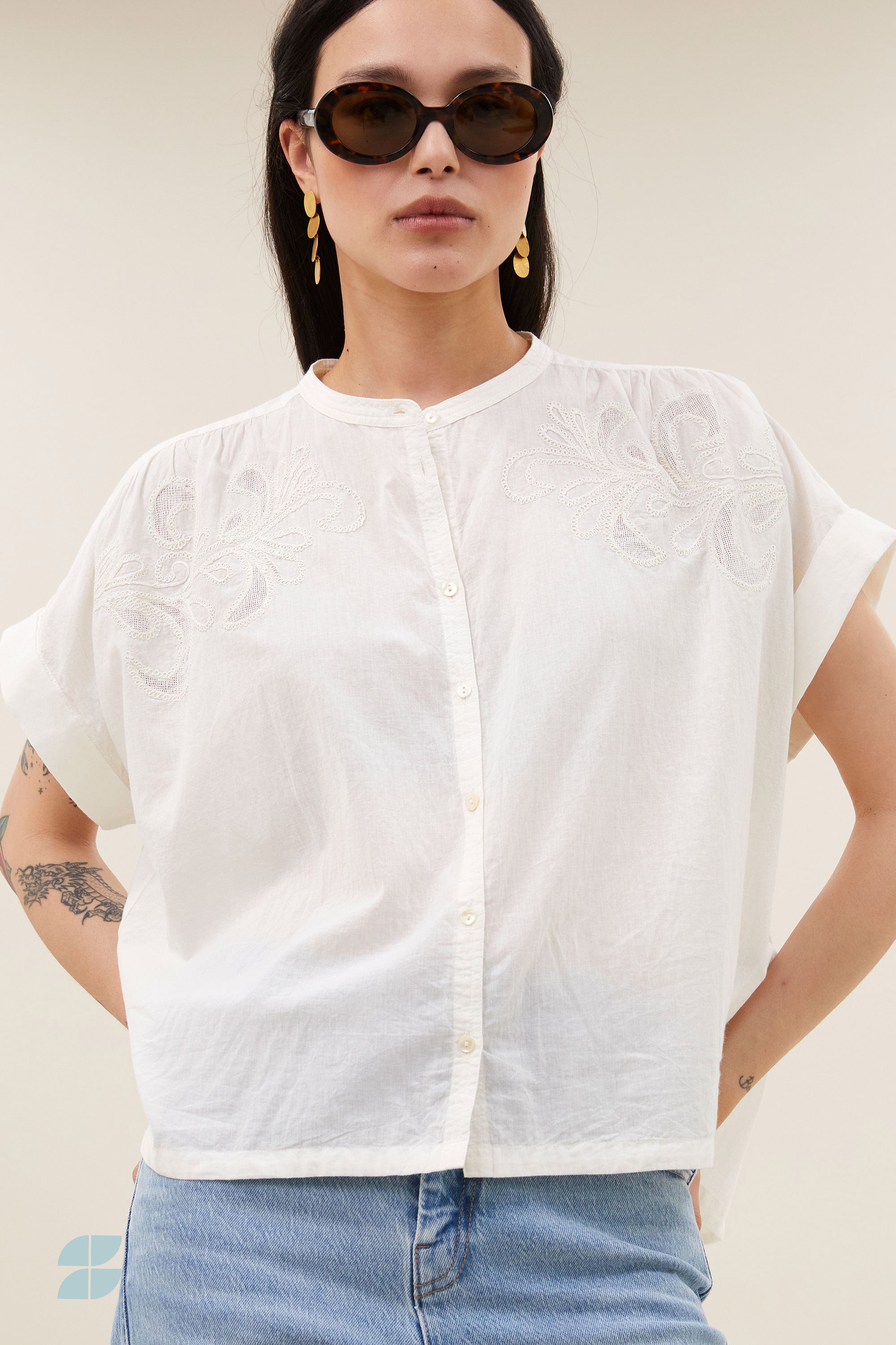 ally-blouse-off-white-knoopsluiting-losvallende pasvorm-ronde halslijn-by-bar-detail