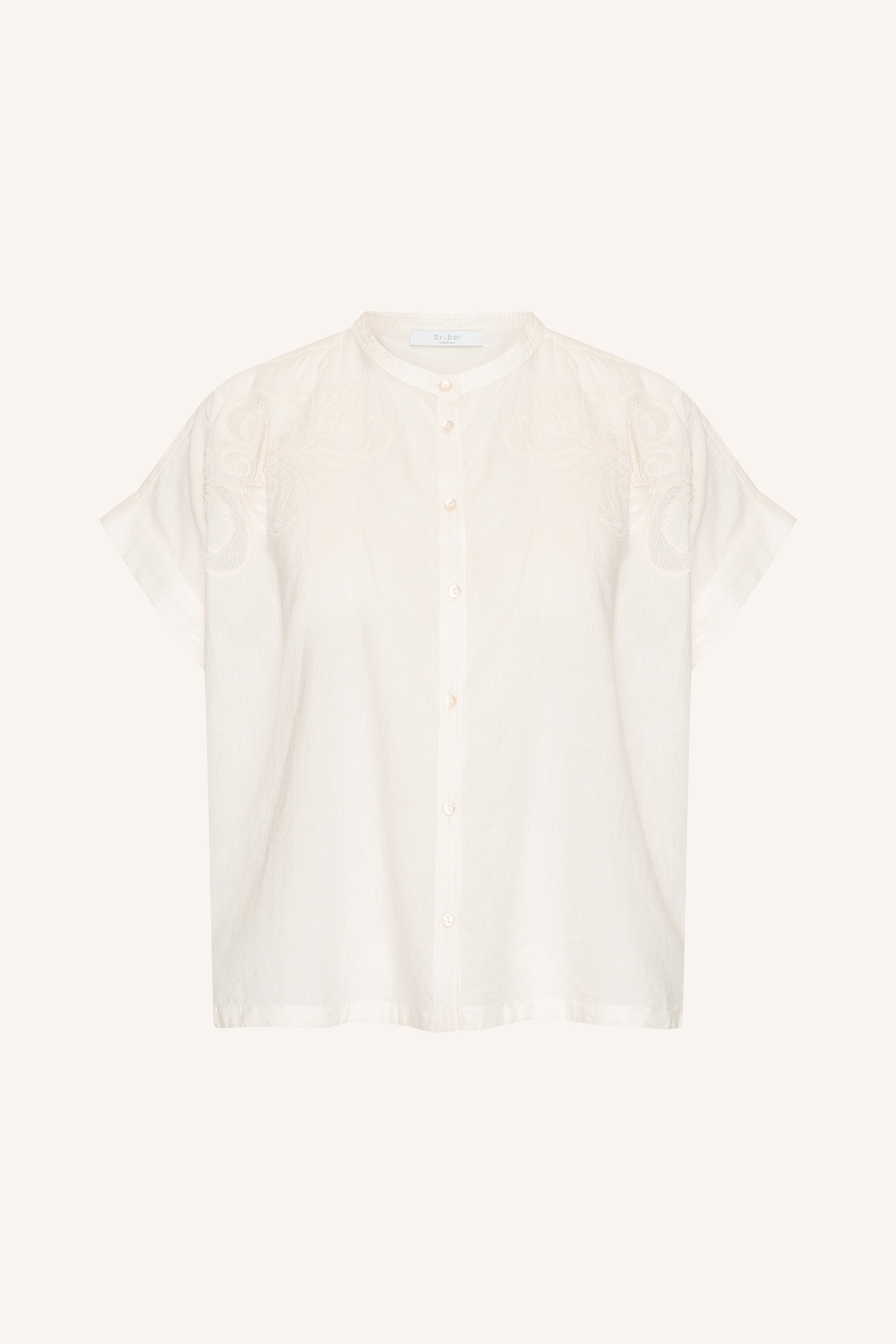 ally-blouse-off-white-knoopsluiting-losvallende pasvorm-ronde halslijn-by-bar-productfoto