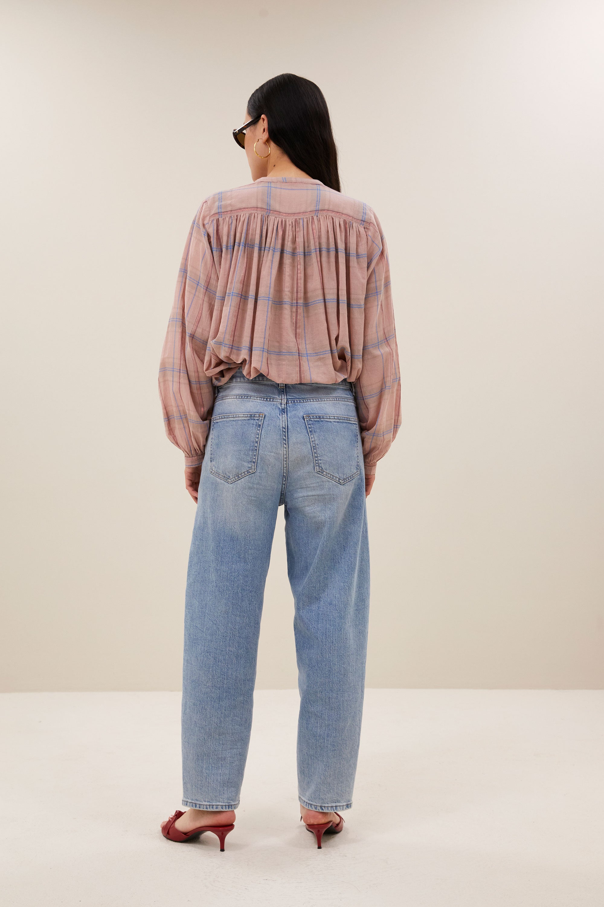 nyka-pink-check-blouse-blush-pink-check-knoopsluiting-normale pasvorm-ronde halslijn-by-bar-achteraanzicht
